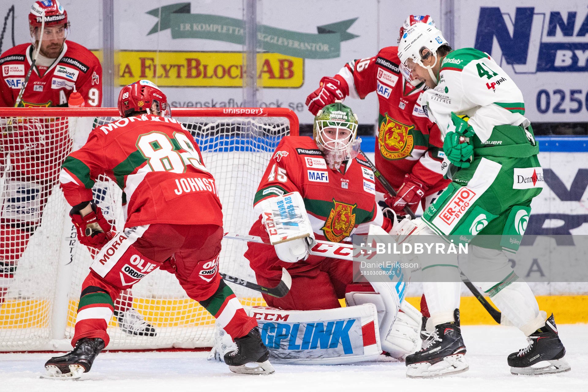 Moras Ryan Johnston och Rögles Daniel Widing framför