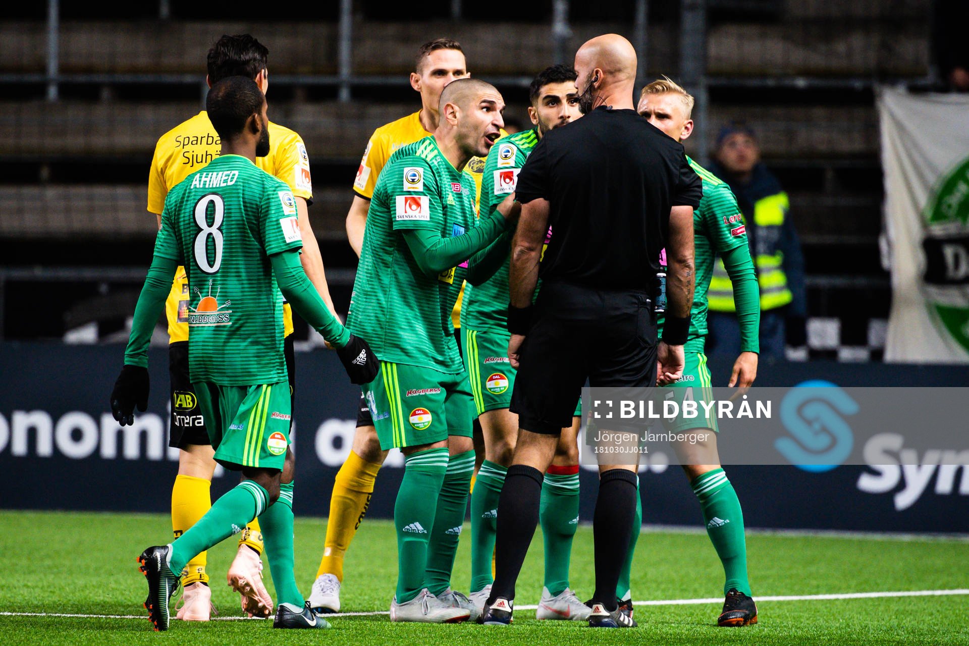 Dalkurds Rawez Lawan diskuterar med domaren