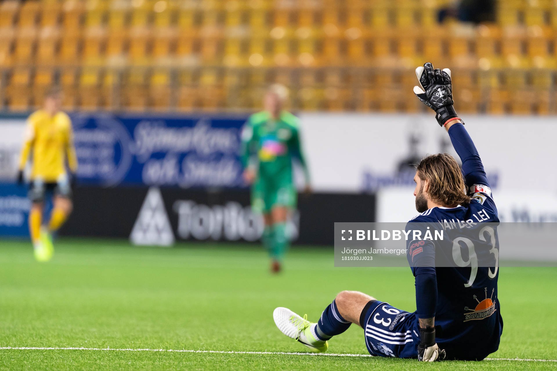 Dalkurds målvakt Stefan van de Lei signalerar för byte