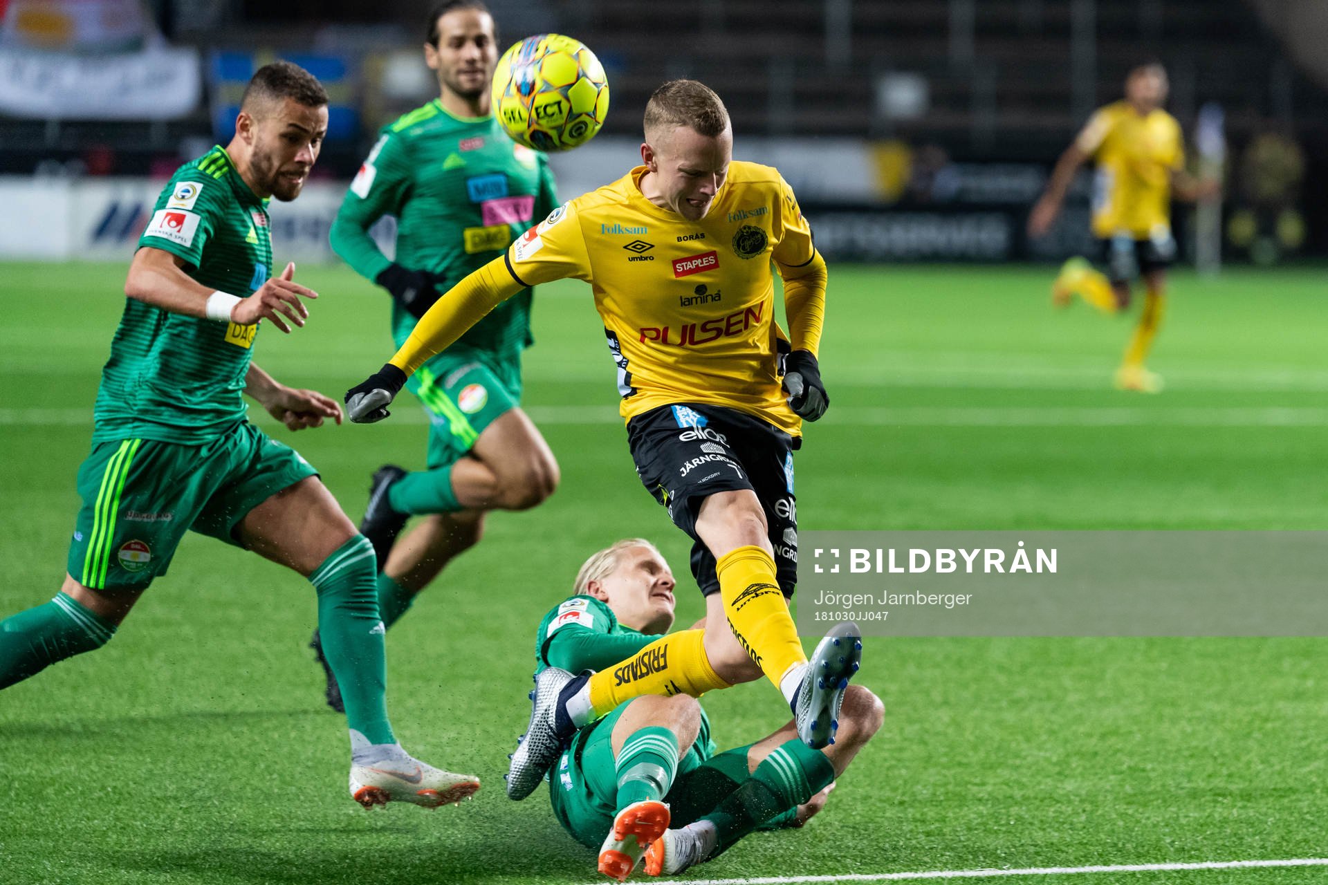 Elfsborgs Daniel Gustavsson och Dalkurds Henrik Löfkvist under fotbollsmatchen i Allsvenskan mellan Elfsborg och Dalkurd den 30 oktober 2018 i Borås.