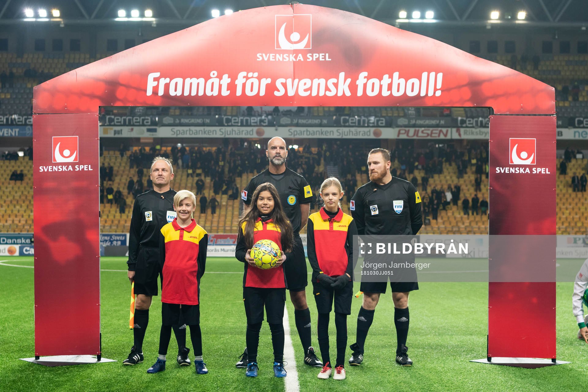 Domarteamet med domare Stefan Johannesson, assisterande domarna Mehmet Culum och Magnus Sjöblom tillsammans med DHL bollbärare under fotbollsmatchen i Allsvenskan mellan Elfsborg och Dalkurd den 30 oktober 2018 i Borås.