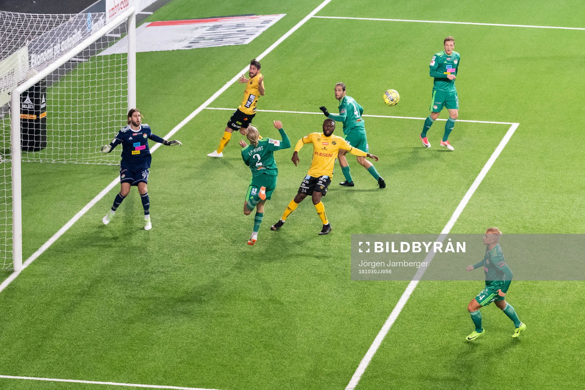 Elfsborgs Chinedu Obasi och Frederik Holst i kamp med Dalkurds Henrik Löfkvist, Alex De John och målvakt Stefan van de Lei under fotbollsmatchen i Allsvenskan mellan Elfsborg och Dalkurd den 30 oktober 2018 i Borås.
