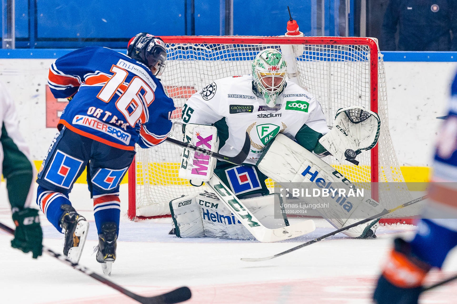 Färjestads målvakt Adam Werner räddar ett skott från