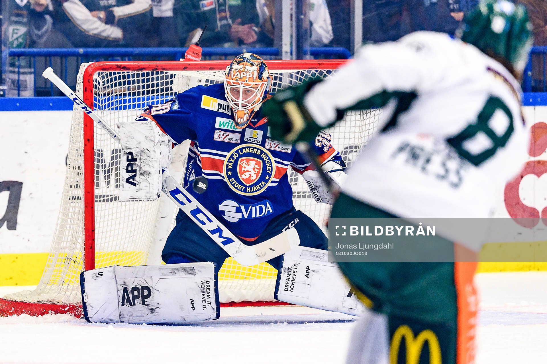 Växjös målvakt Viktor Fasth fokuserar på pucken när