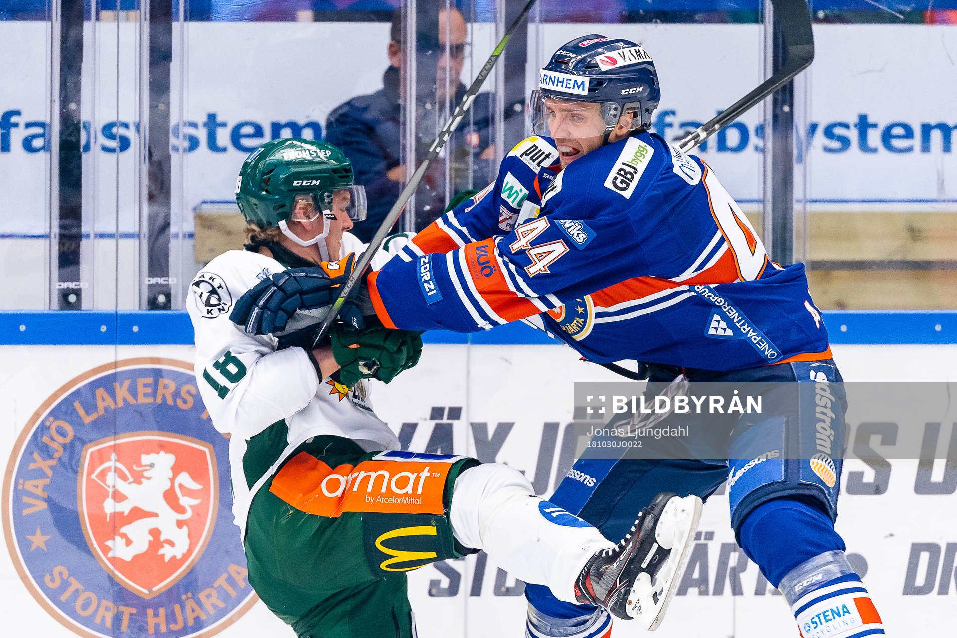 Växjös Peter Andersson tacklar Färjestads Axel Ottosson