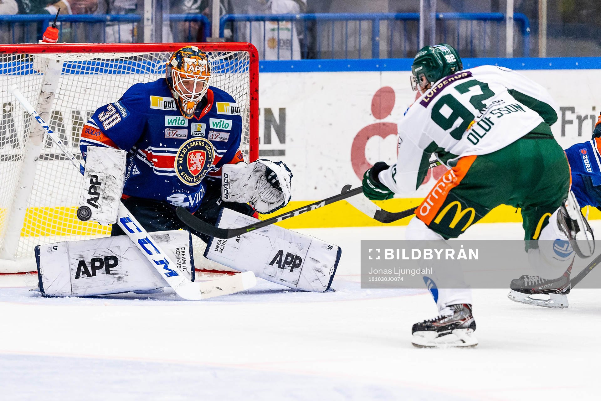 Färjestads Jesper Olofsson oroar framför Växjös