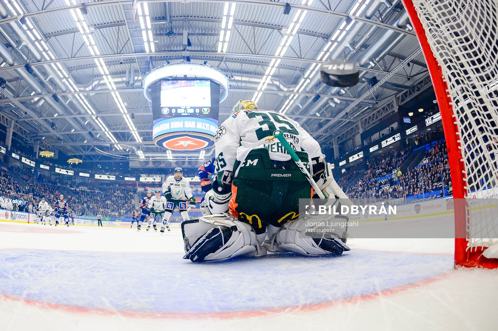 Växjös Liam Reddox (ej i bild) gör mål 1-0 bakom
