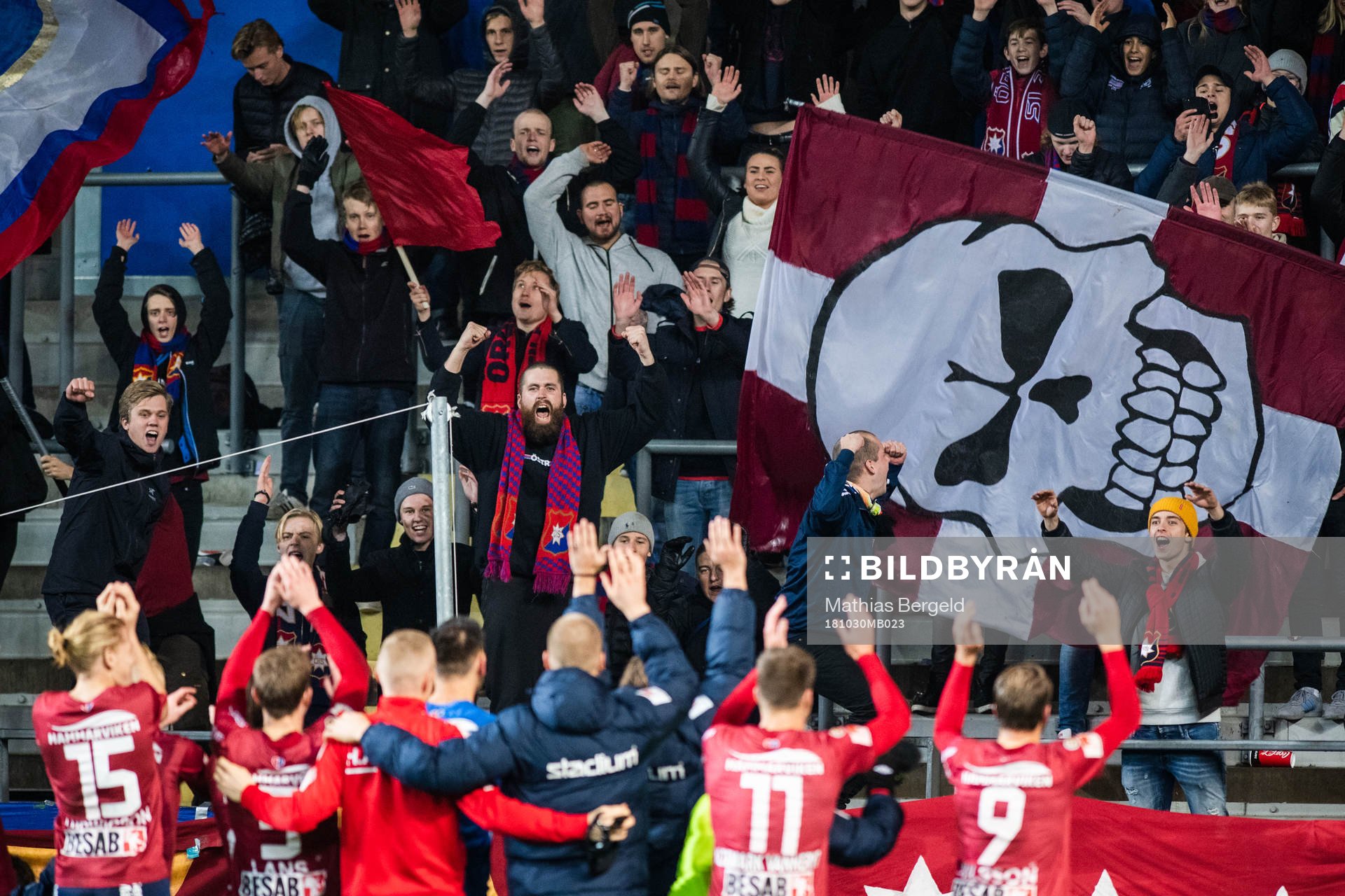 Örgrytes supportrar jublar med spelarna