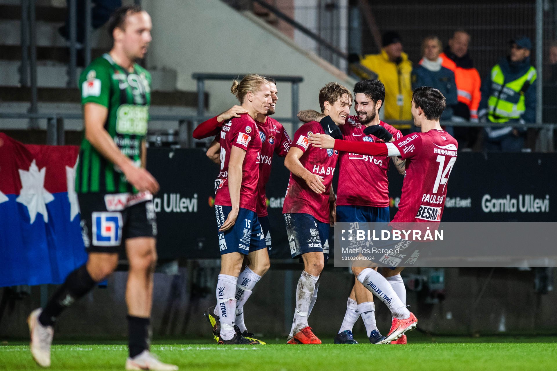 Örgrytes Jakob Lindström jublar med Diego Montiel och