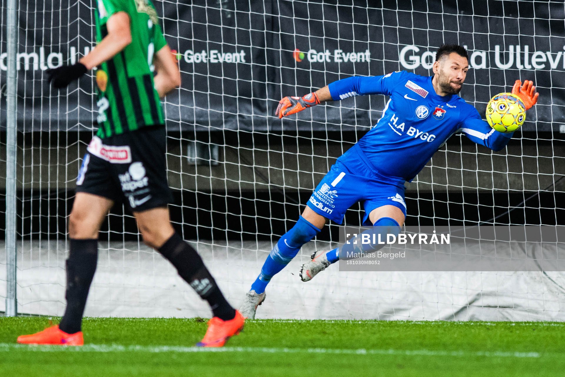 Örgrytes målvakt Stojan Lukic räddar ett skott