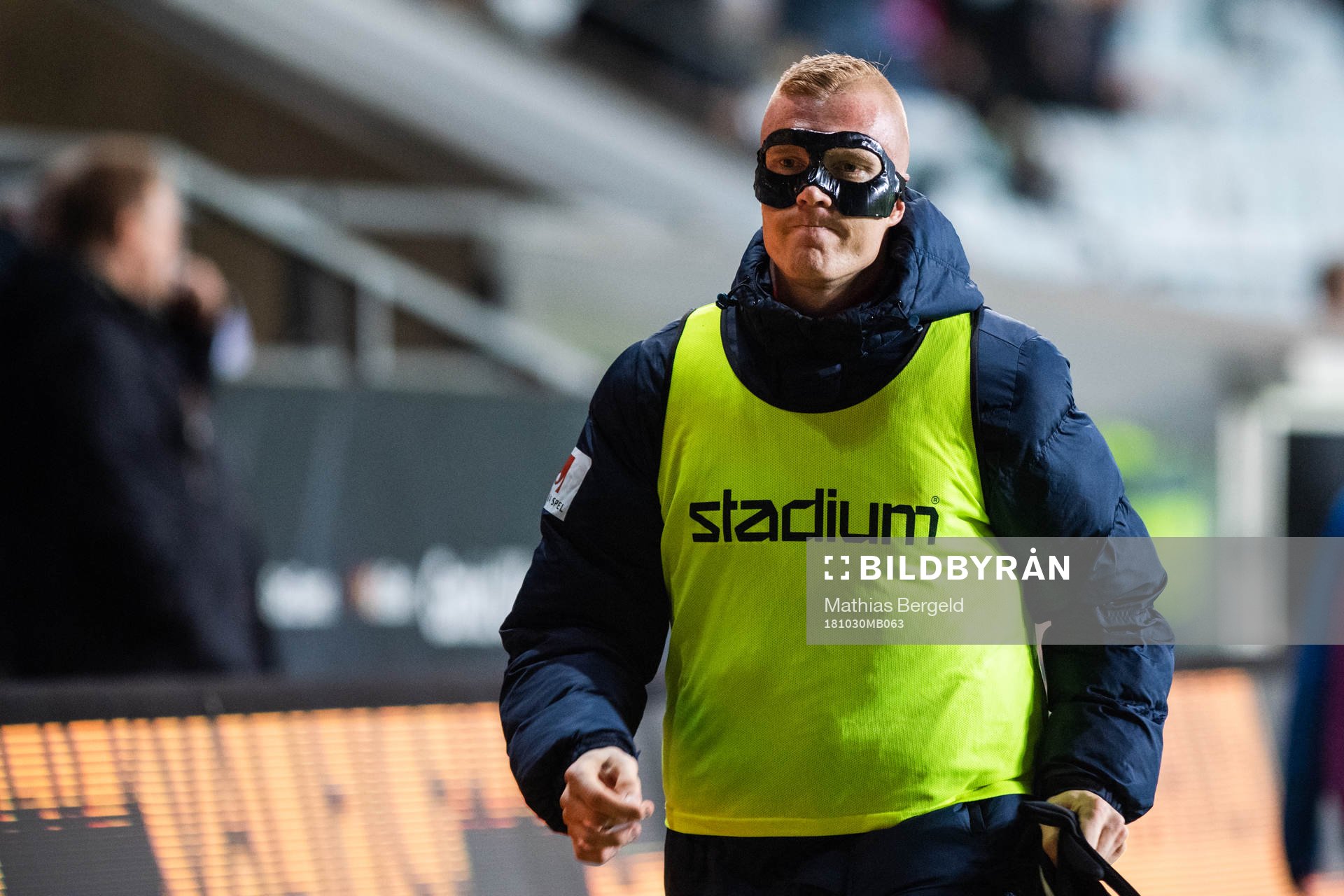 Örgrytes David Engström med ansiktsmask