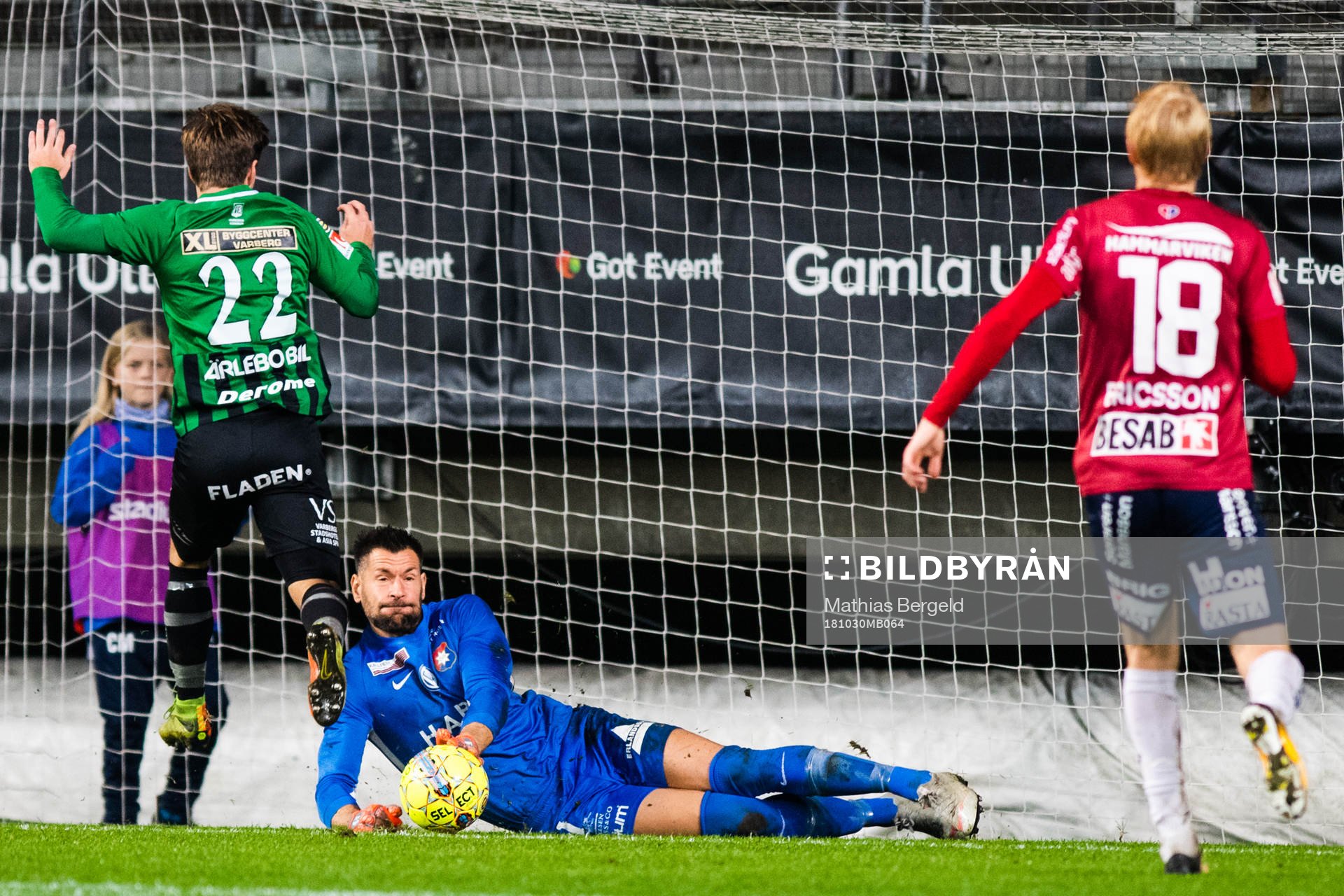 Örgrytes målvakt Stojan Lukic räddar ett läge för