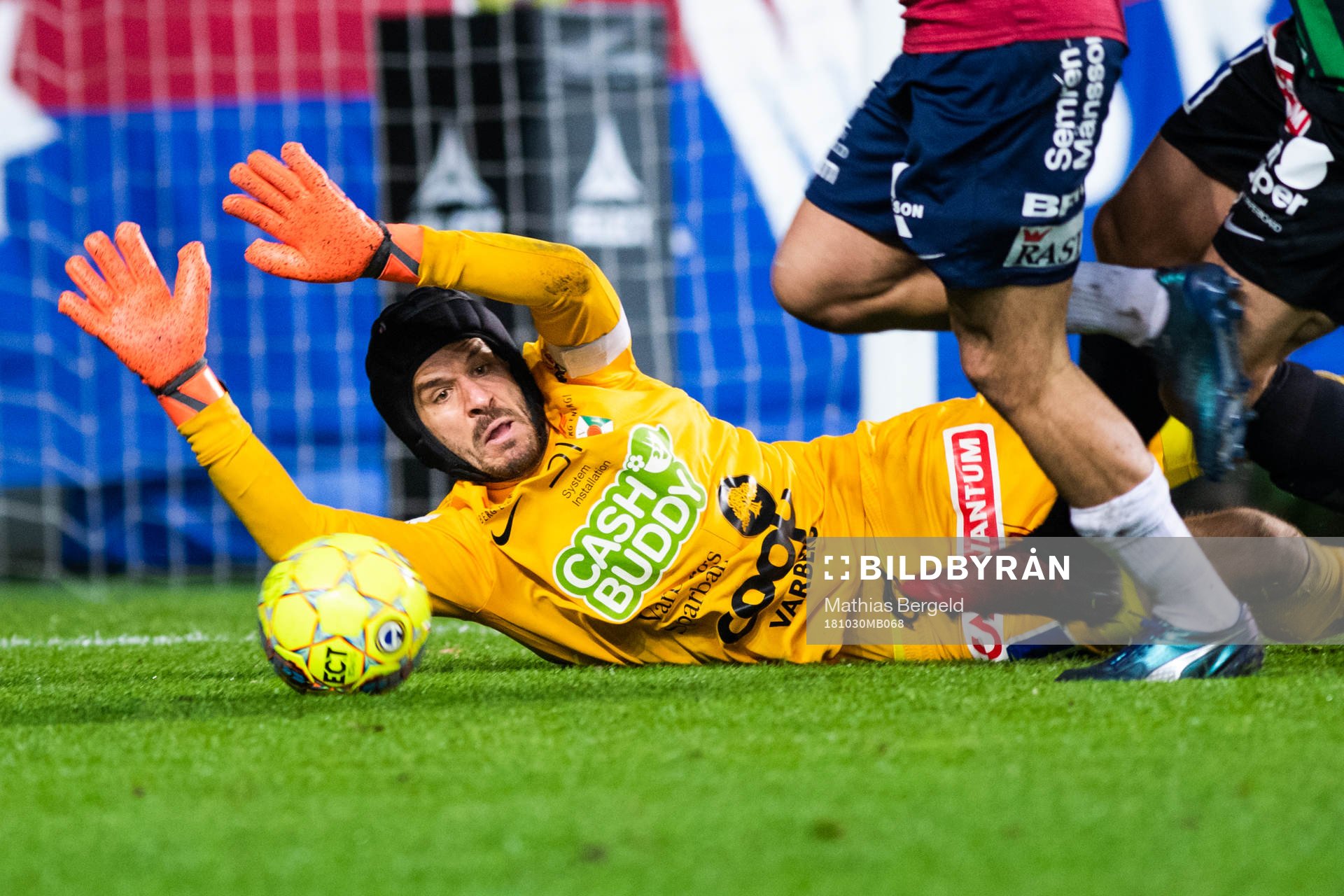 Varbergs målvakt Matthew Robert Pyzdrowski med en räddning