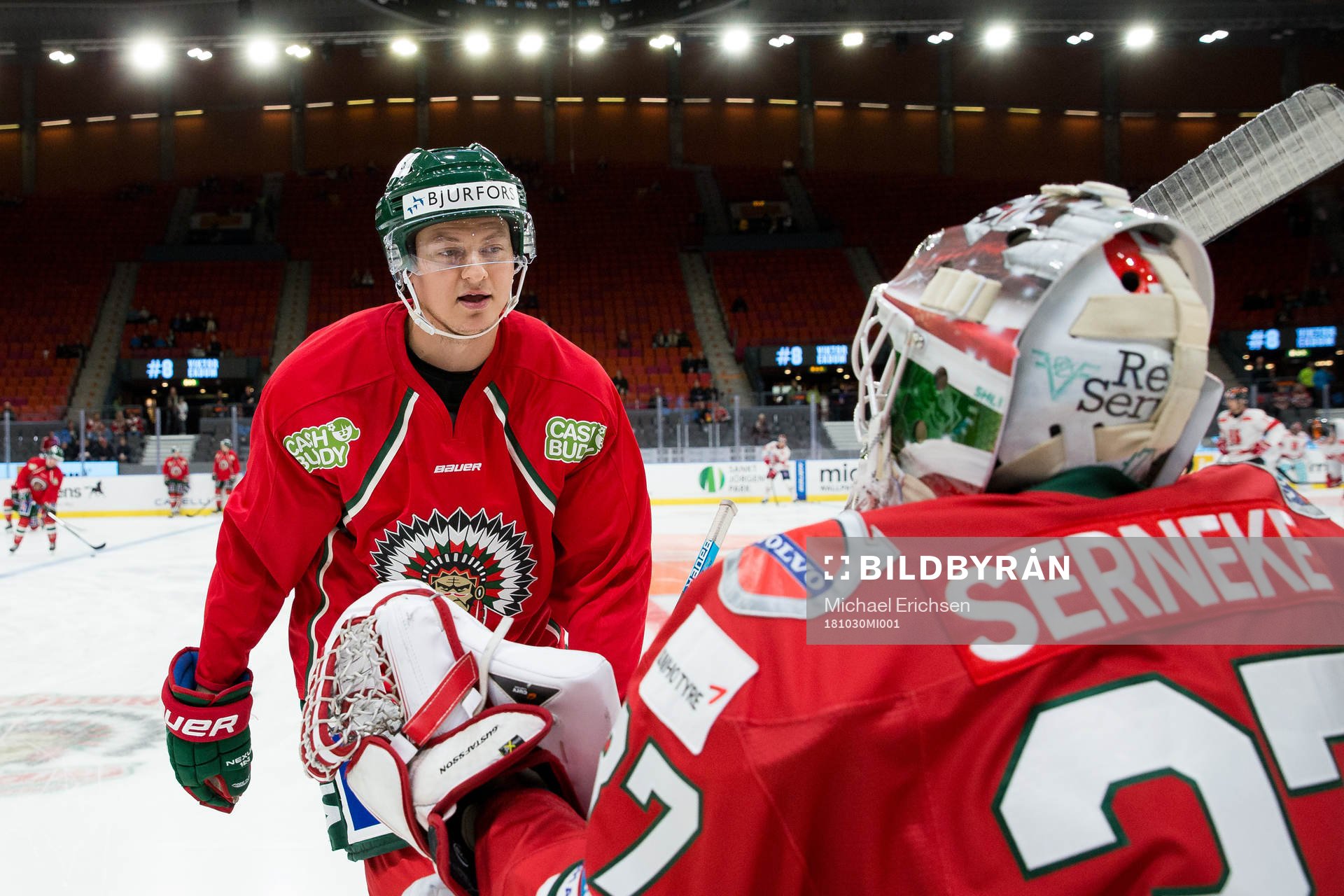 Frölundas Rhett Rakhshani och målvakt Johan Gustafsson