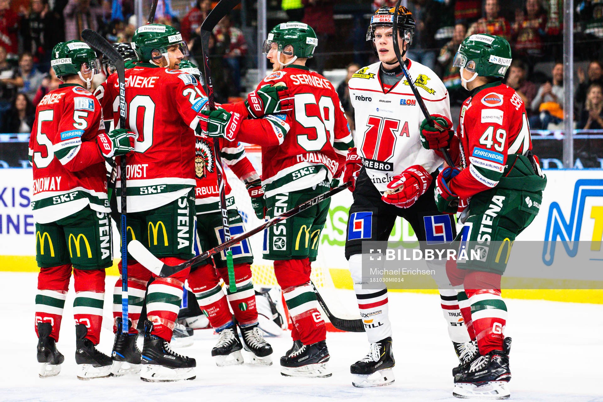 Frölundas Simon Hjalmarsson jublar med lagkamrater