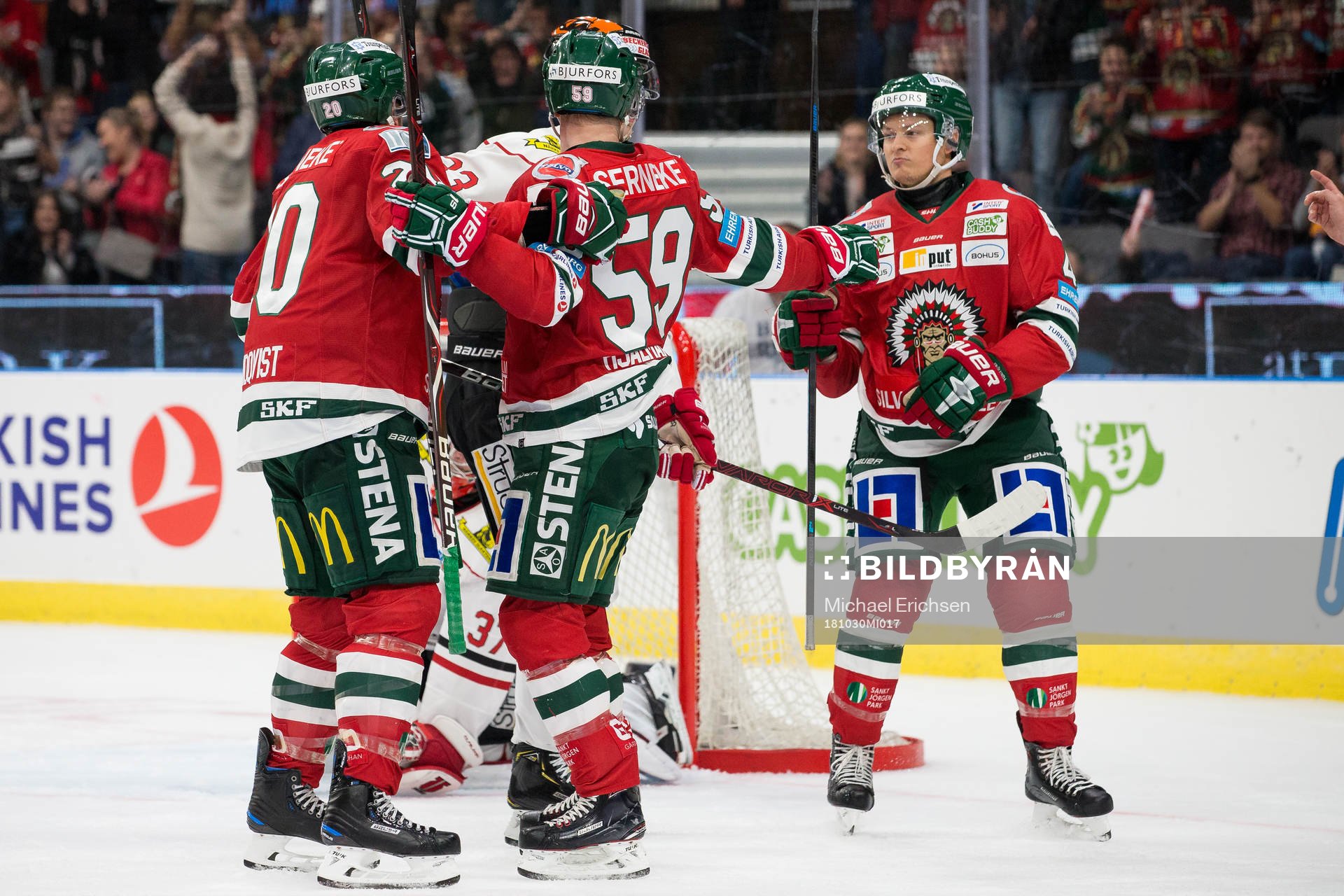 Frölundas Simon Hjalmarsson jublar ihop med Joel Lundqvist