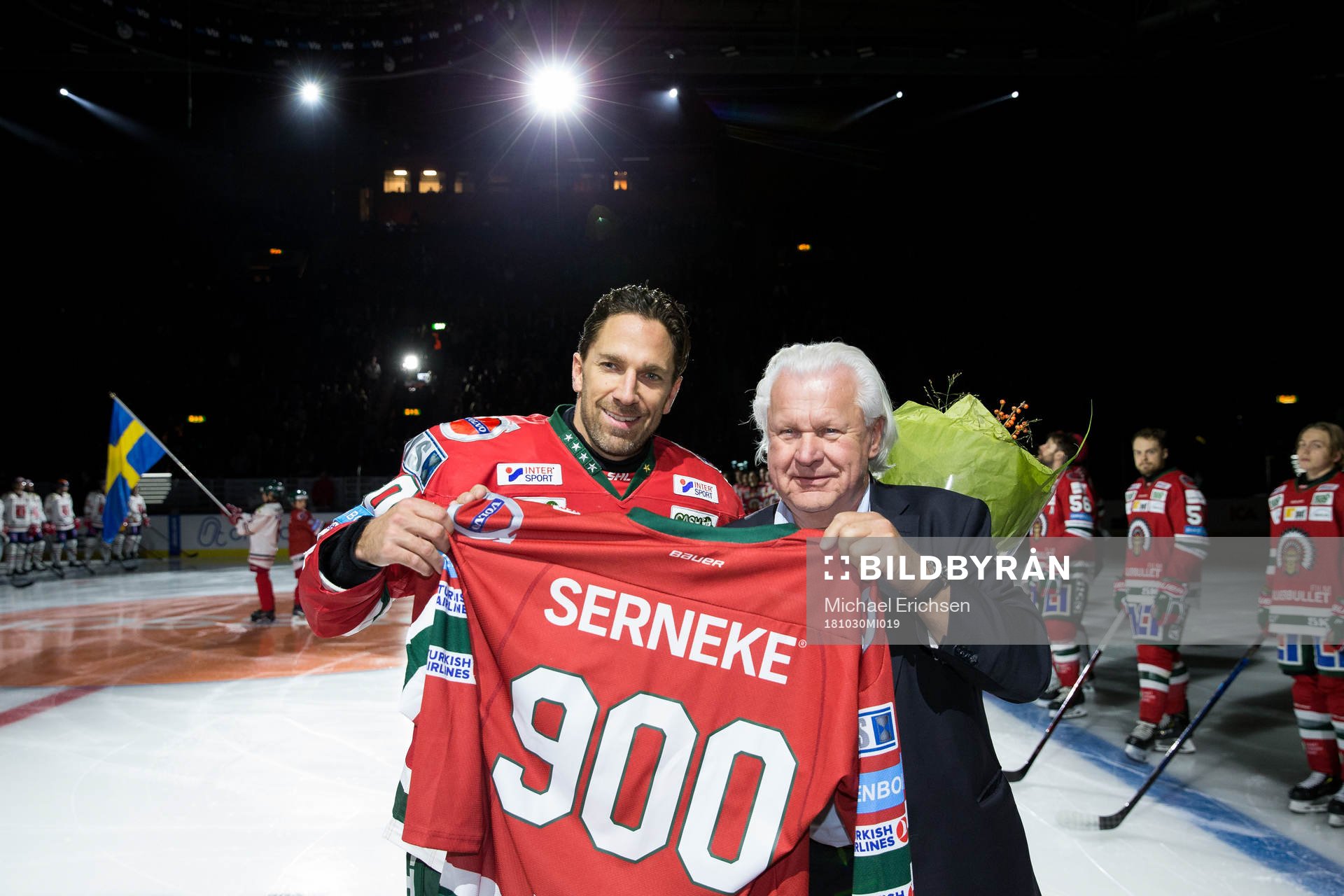 Frölundas Joel Lundqvist får ta emot en tröja av