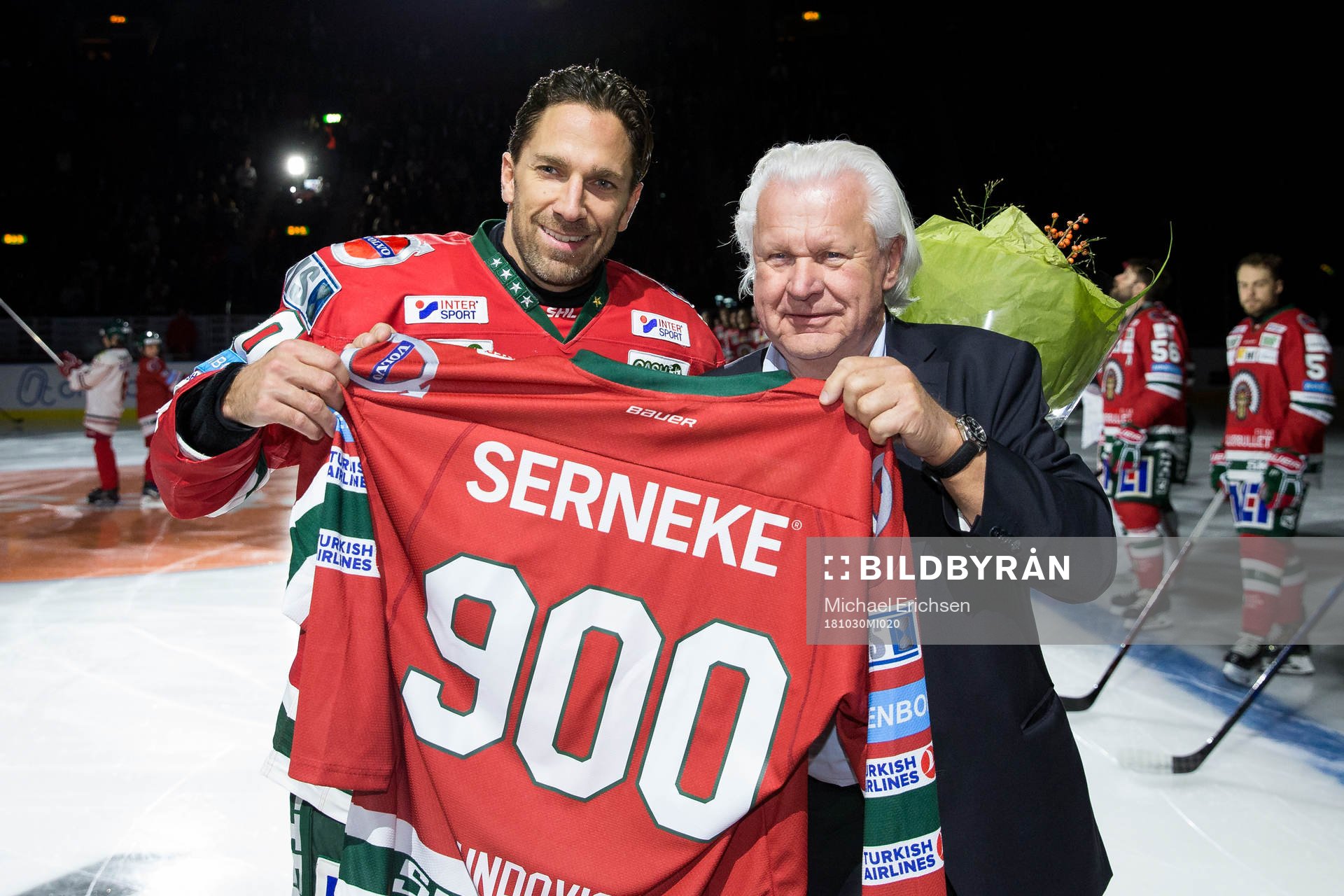 Frölundas Joel Lundqvist får ta emot en tröja av