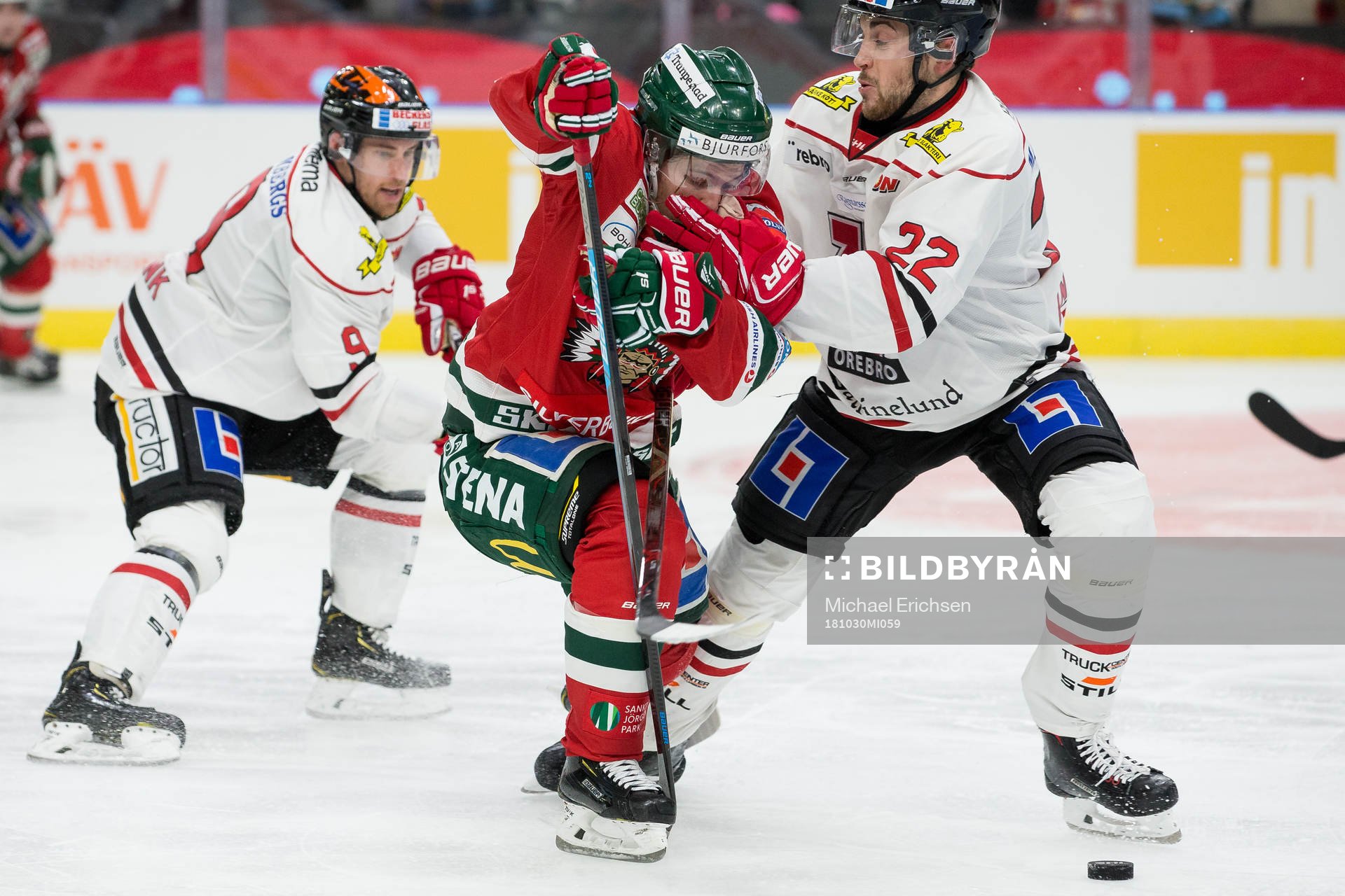 Örebros Jonathan Andersson försöker stoppa Frölundas