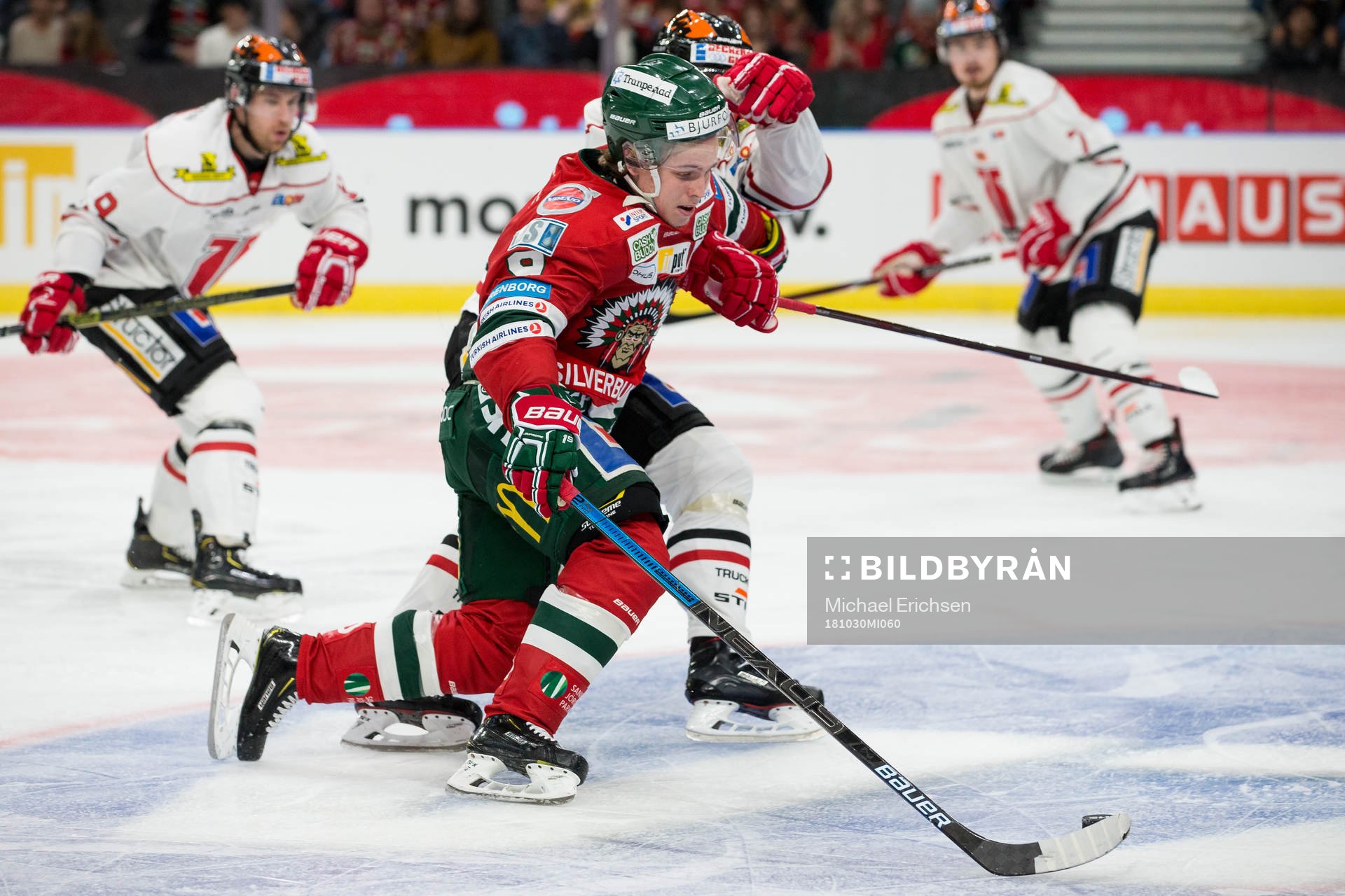 Örebros Jonathan Andersson försöker stoppa Frölundas