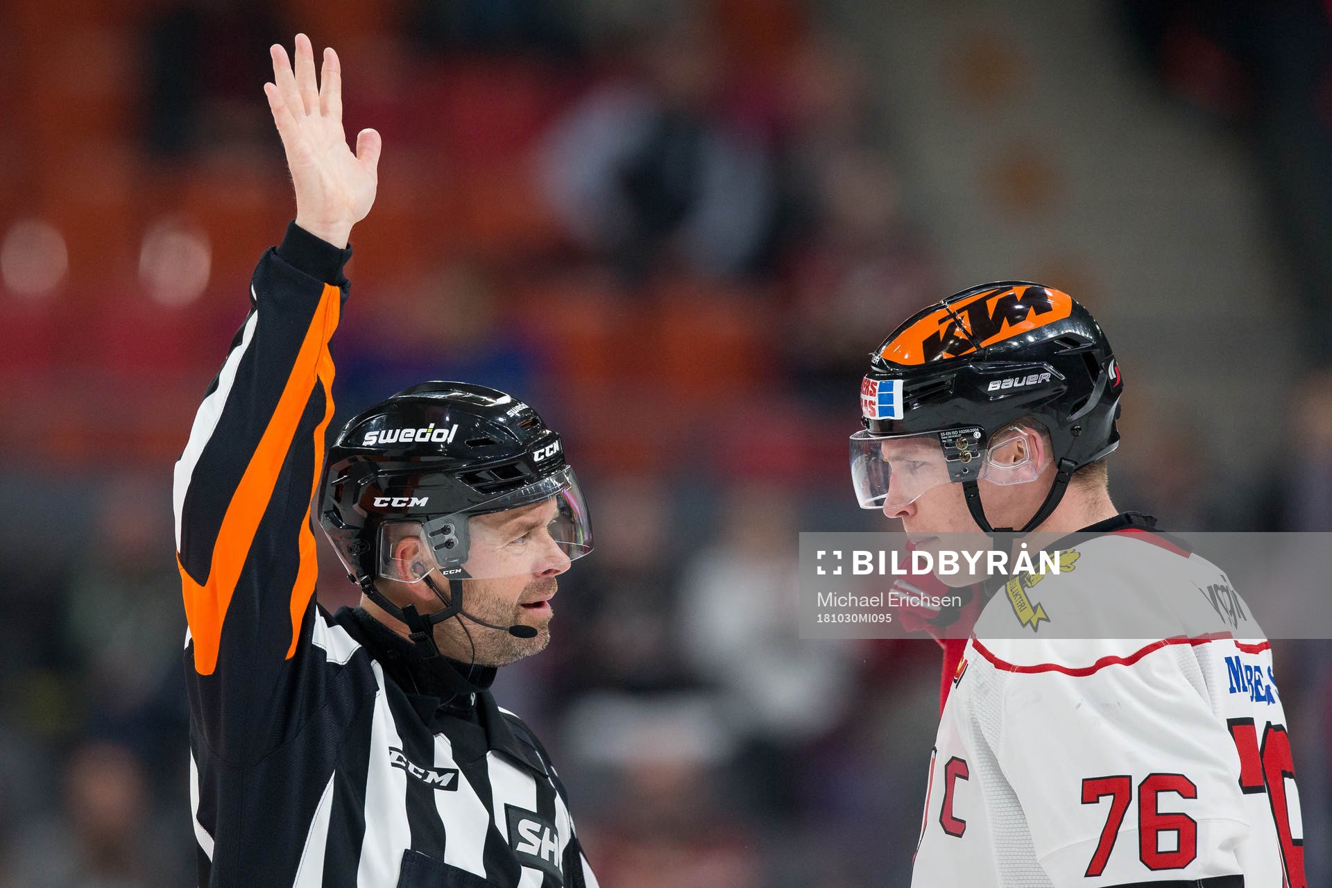 Domare Patrik Sjöberg pratar med Örebros Jere Sallinen