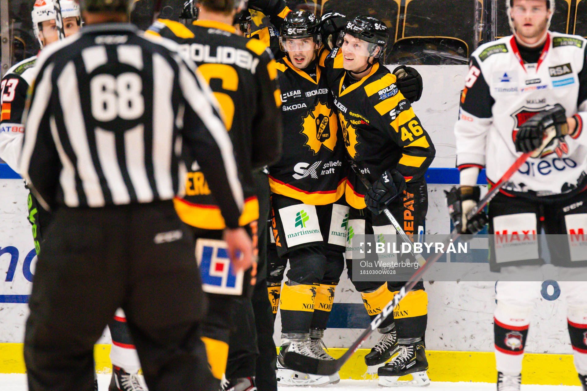 Skellefteås Mathis Olimb och Linus Lindström jublar