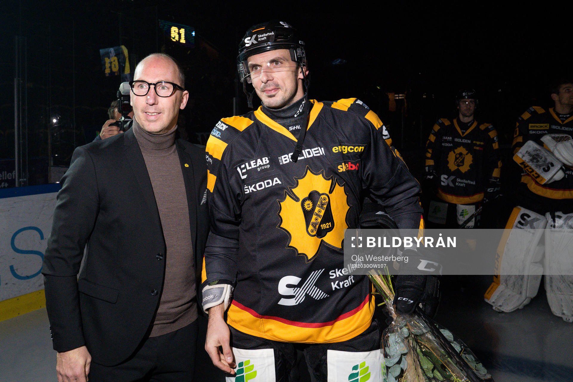Skellefteås sportchef Mikael Lindgren med Fredrik Lindgren