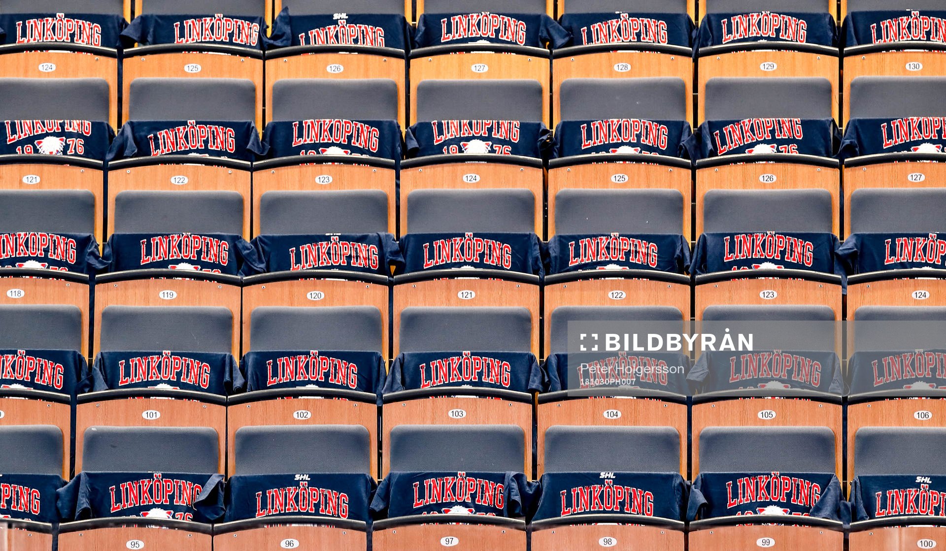 Publiken får T-shirts med LHC-tryck av dagens sponsor