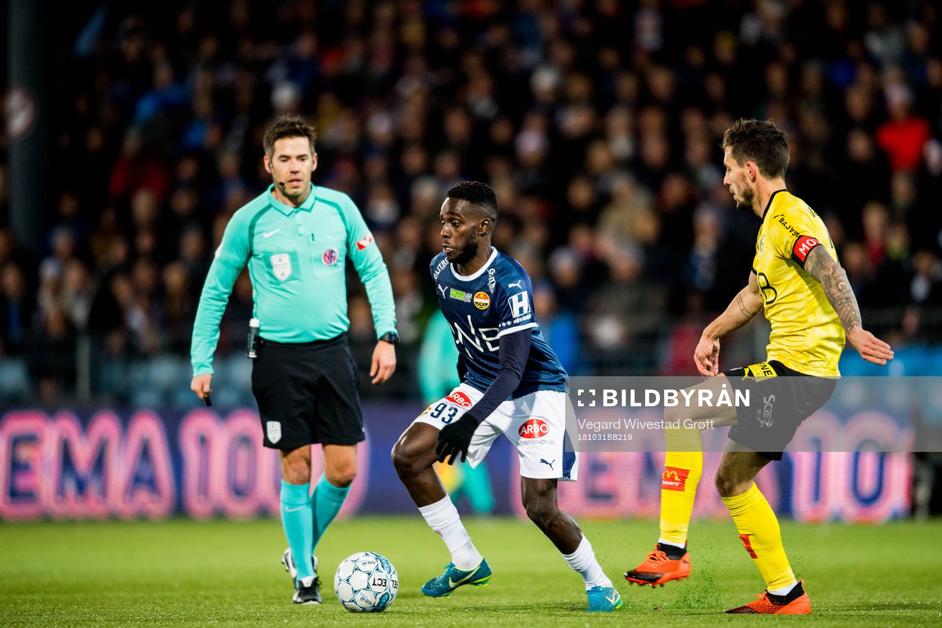 Tokmac Chol Nguen of Strømsgodset and Daniel Alexander