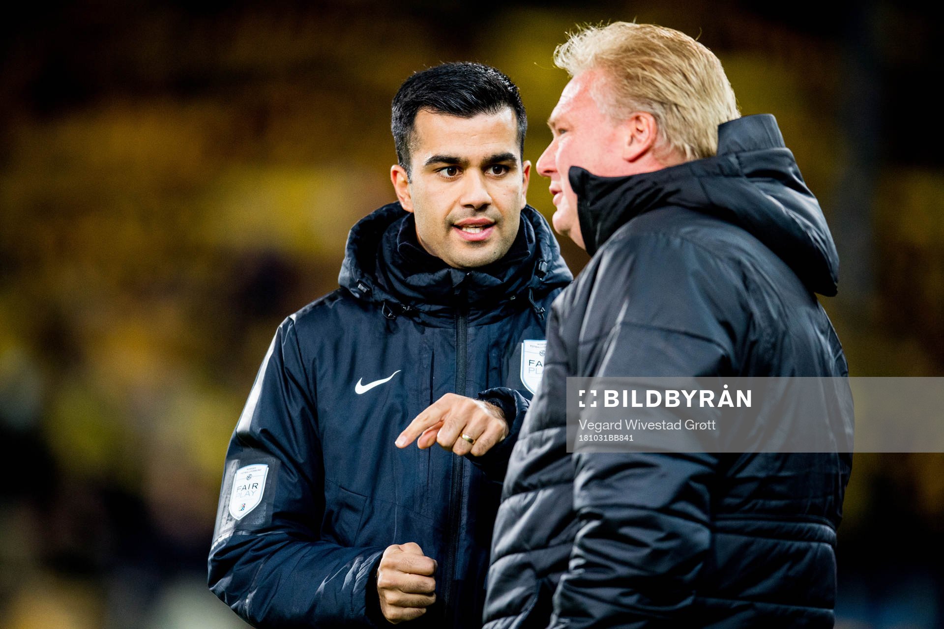 Rohit Saggi, fourth official, talks to Jørgen Lennartsson,