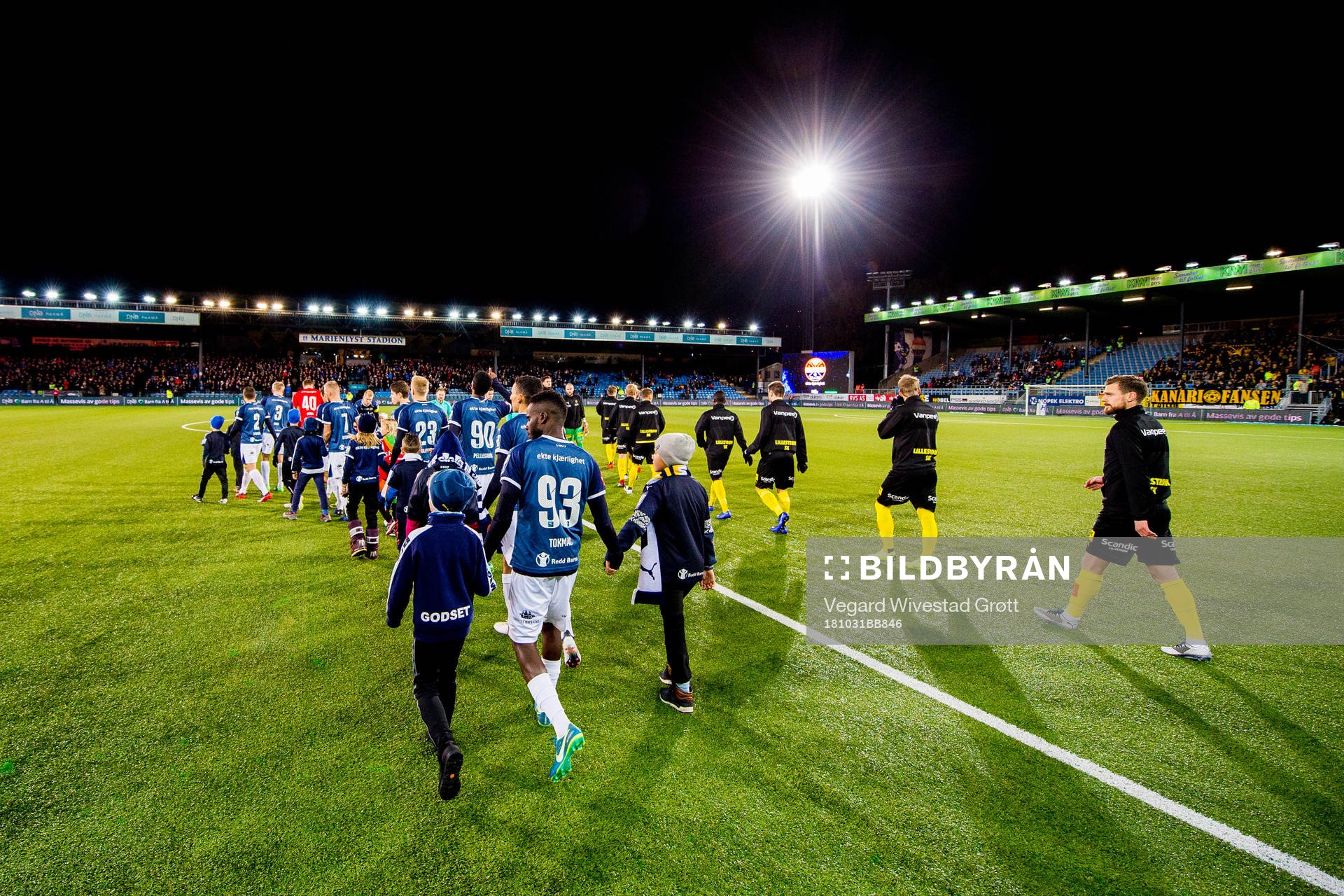 Tokmac Chol Nguen and the players of Strømsgodset