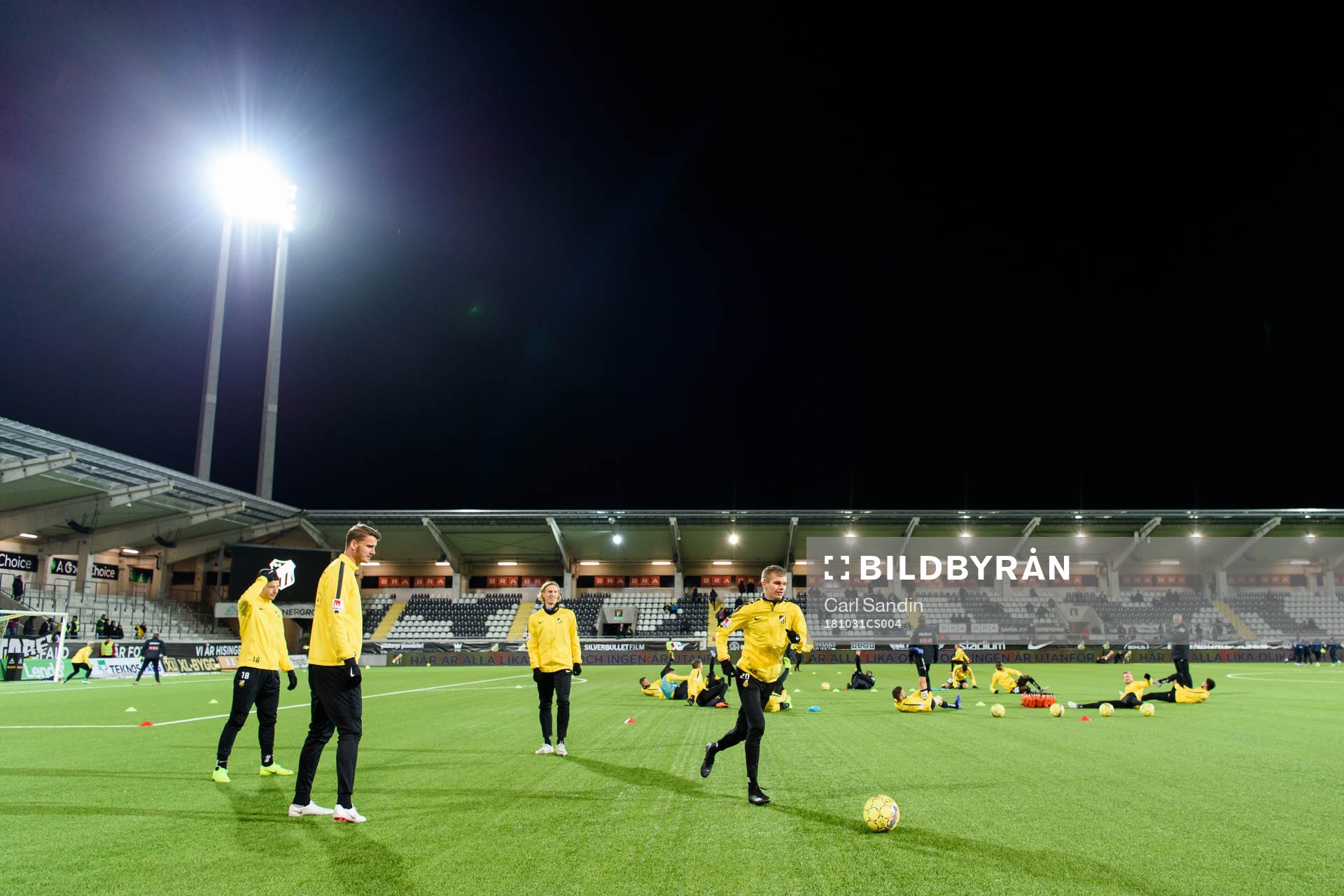 Häckenspelarna värmer upp på Bravida Arena innan