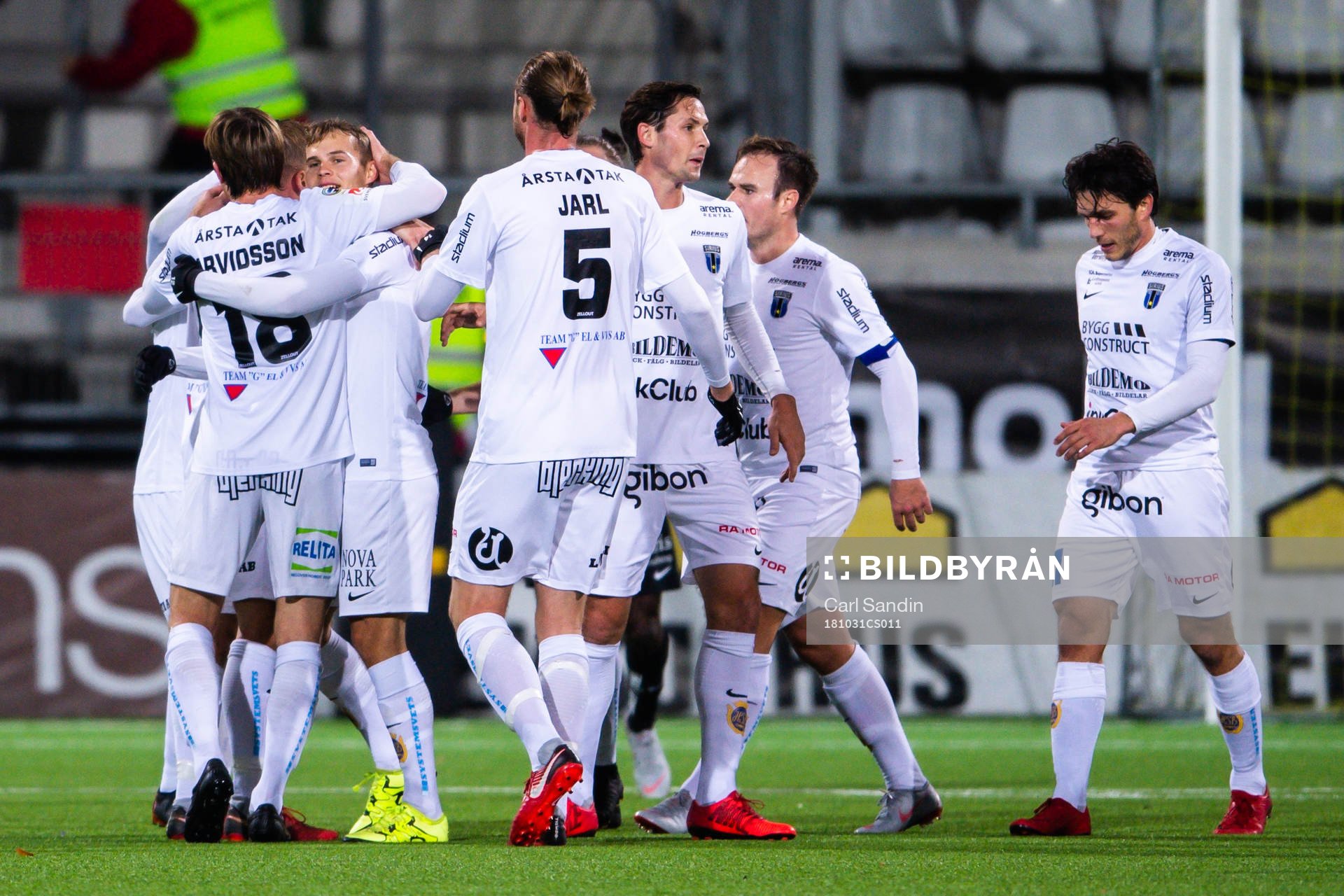 Sirius Sam Lundholm jublar med lagkamrater efter 1-1 under fotbollsmatchen Allsvenskan mellan Häcken och Sirius den 31 oktober 2018 i Göteborg.
