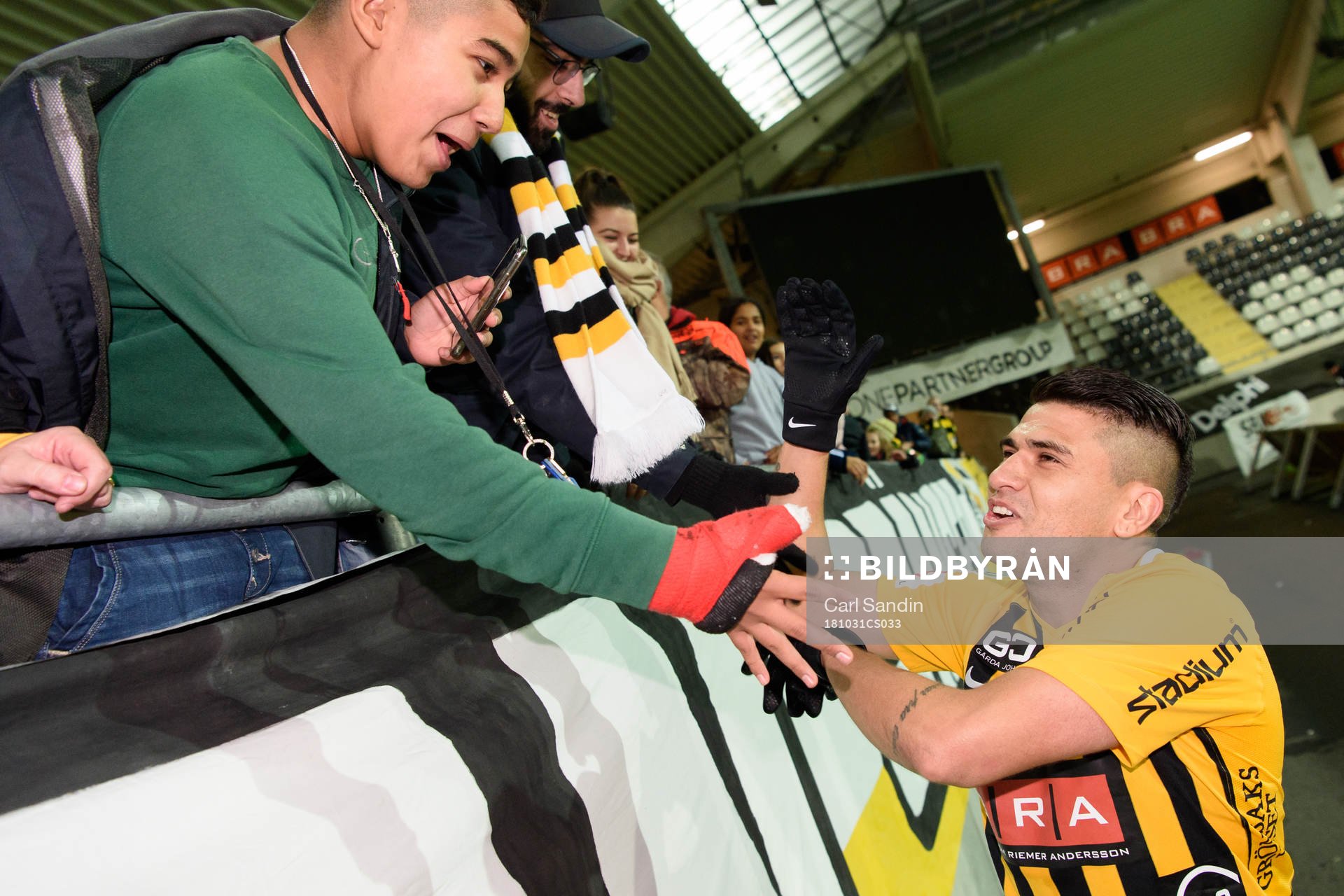 Häckens Paulinho tackar publiken efter fotbollsmatchen Allsvenskan mellan Häcken och Sirius den 31 oktober 2018 i Göteborg.
