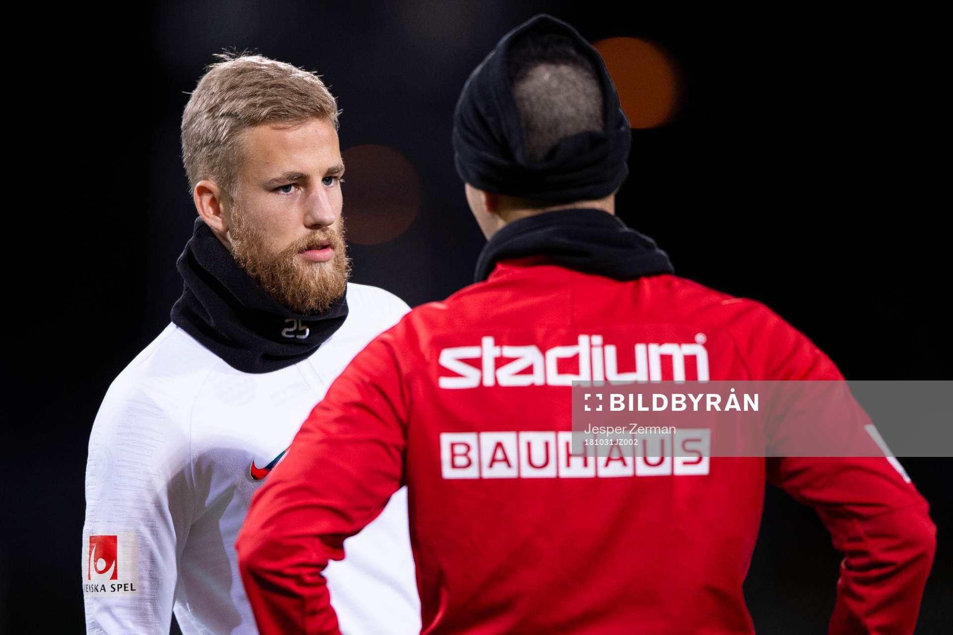 Norrköpings Filip Dagerstål pratar med en spelare i