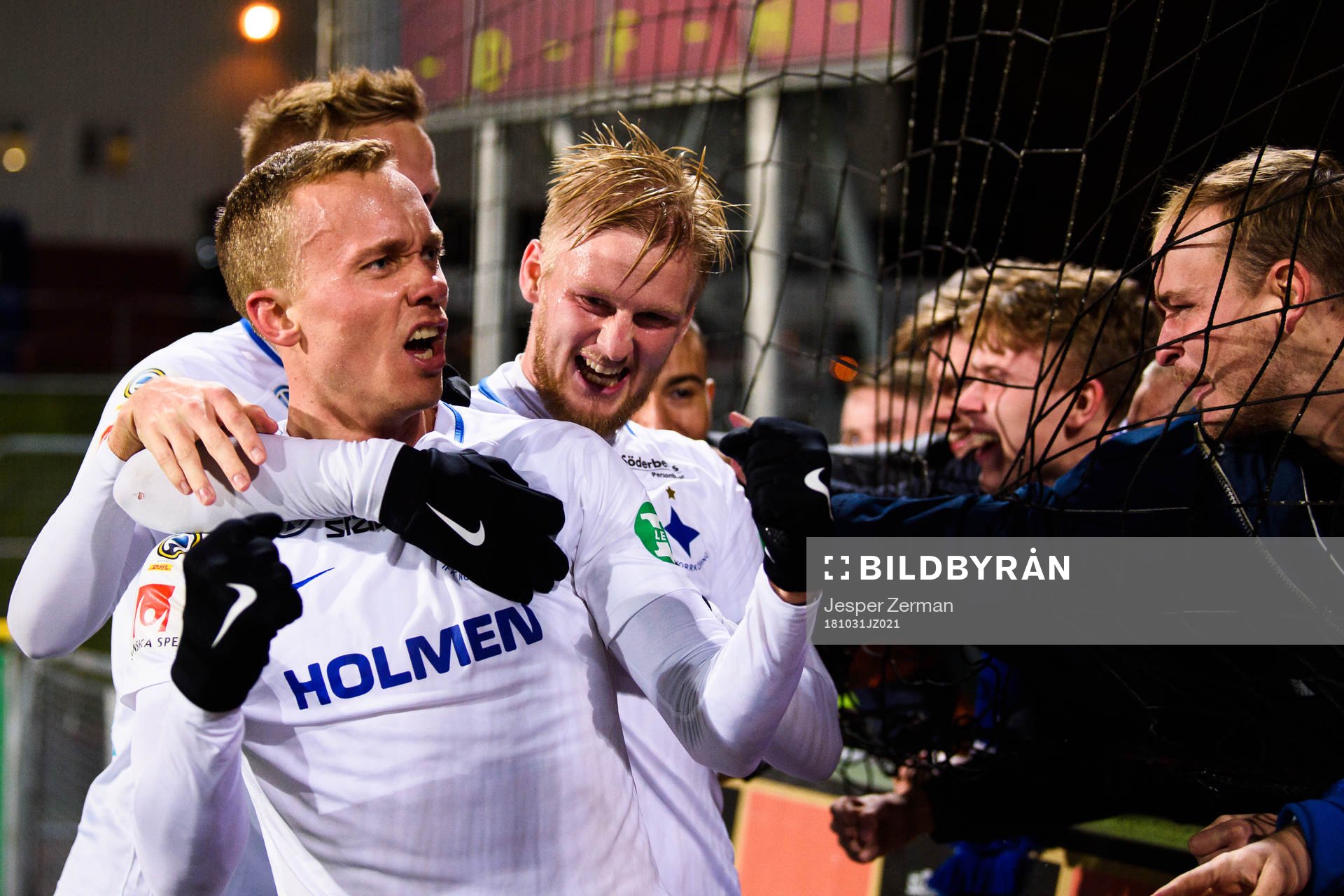 Norrköpings Gudmundur Thorarinsson jublar med supportrar