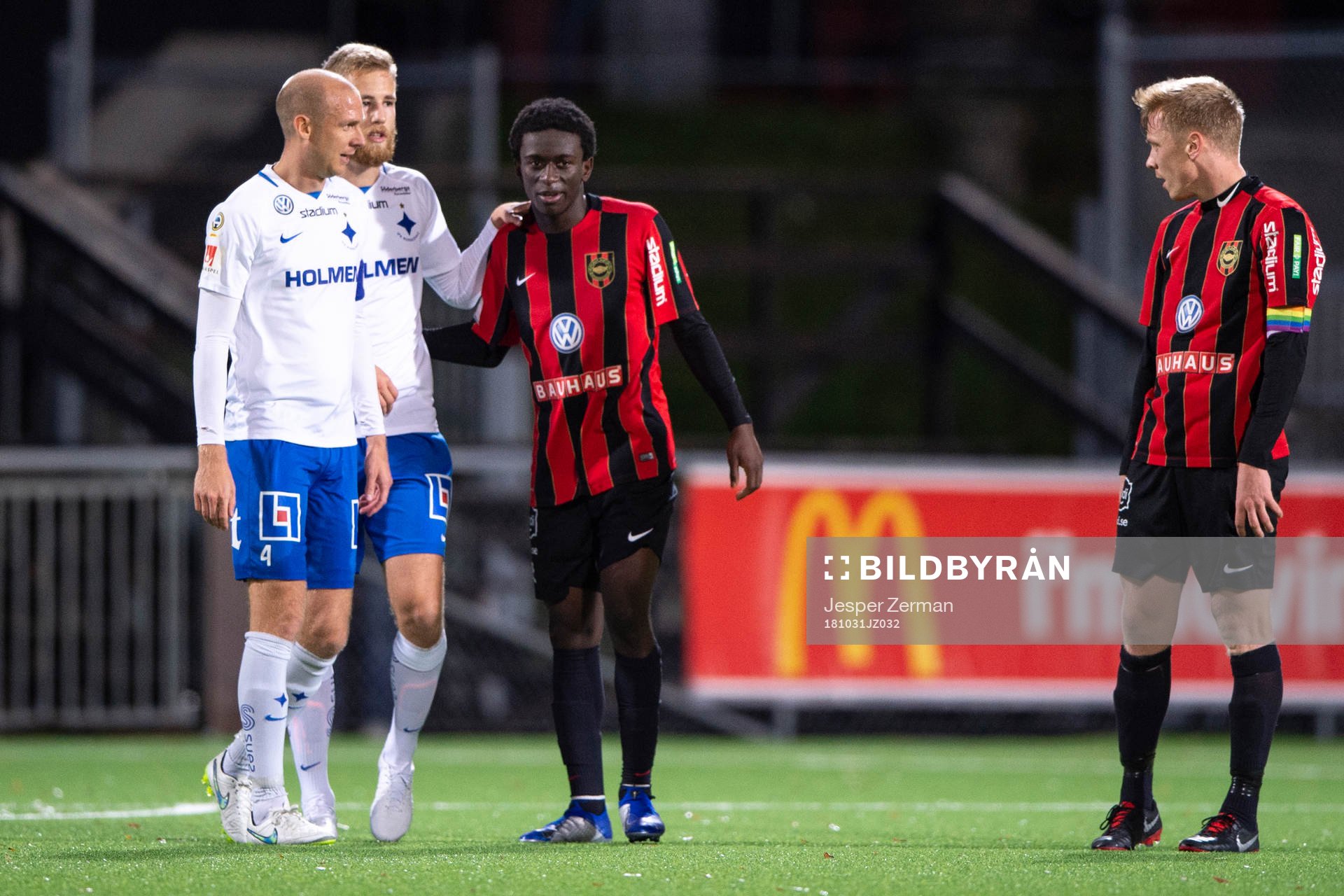 Brommapojkarnas Jack Lahne tröstas av Norrköpings Andreas