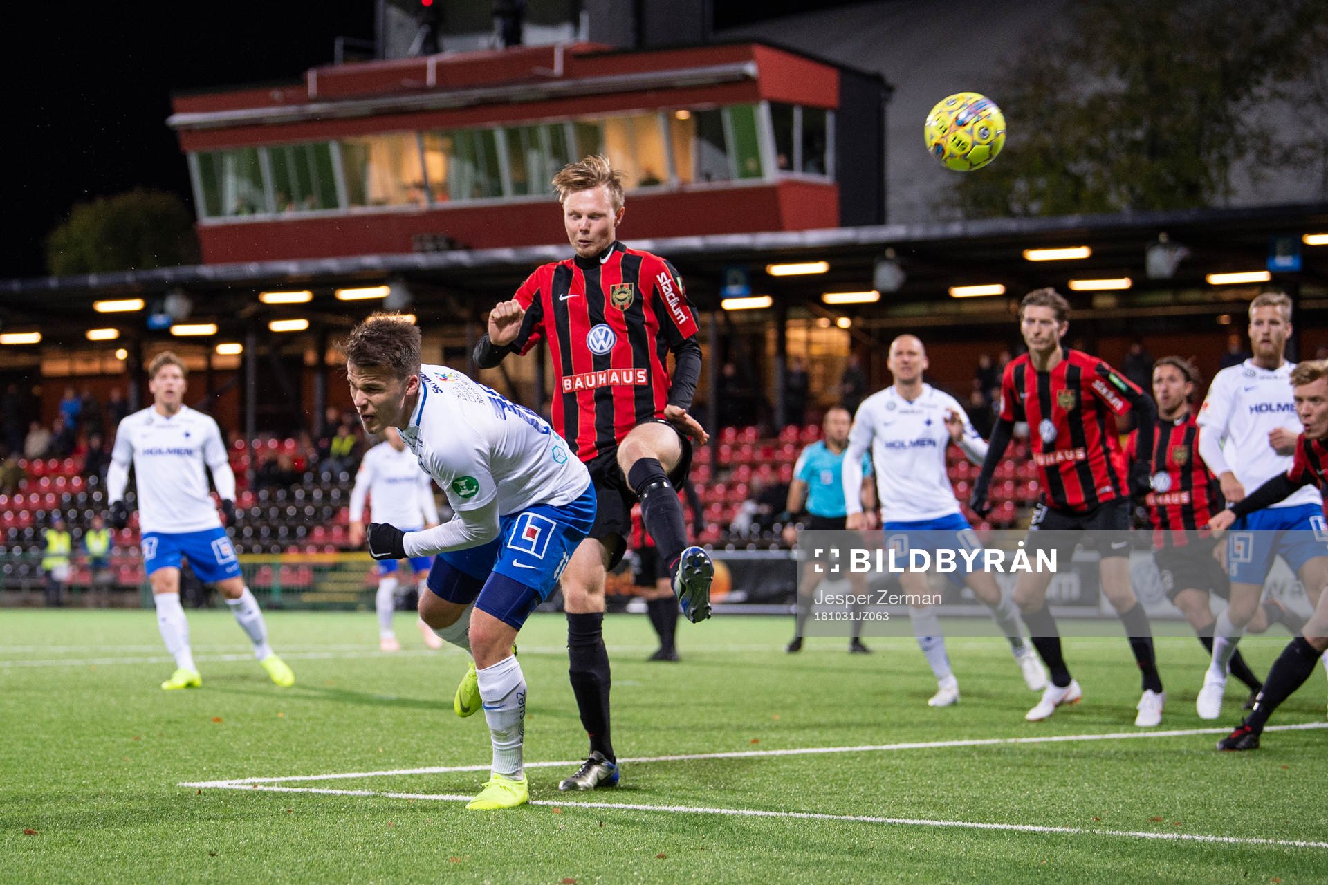 Norrköpings Simon Skrabb nickar bollen på en hörna
