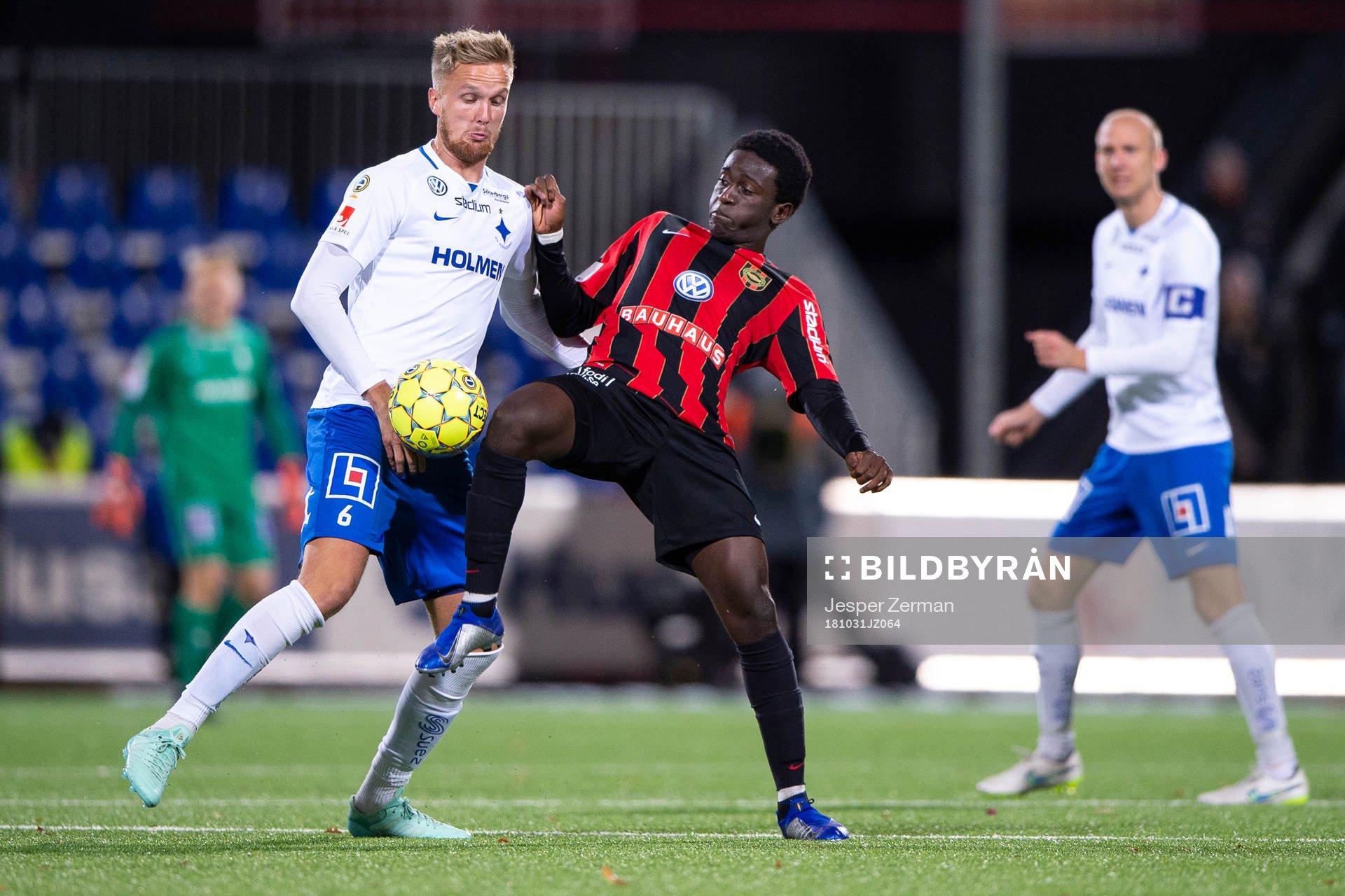 Norrköpings Kasper Larsen och Jack Lahne i en duell