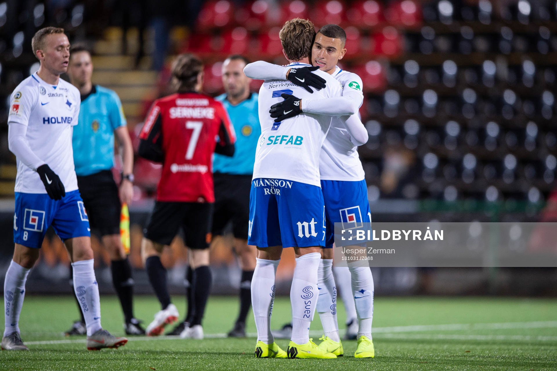 Norrköpings Alexander Fransson och Jordan Larsson kramar