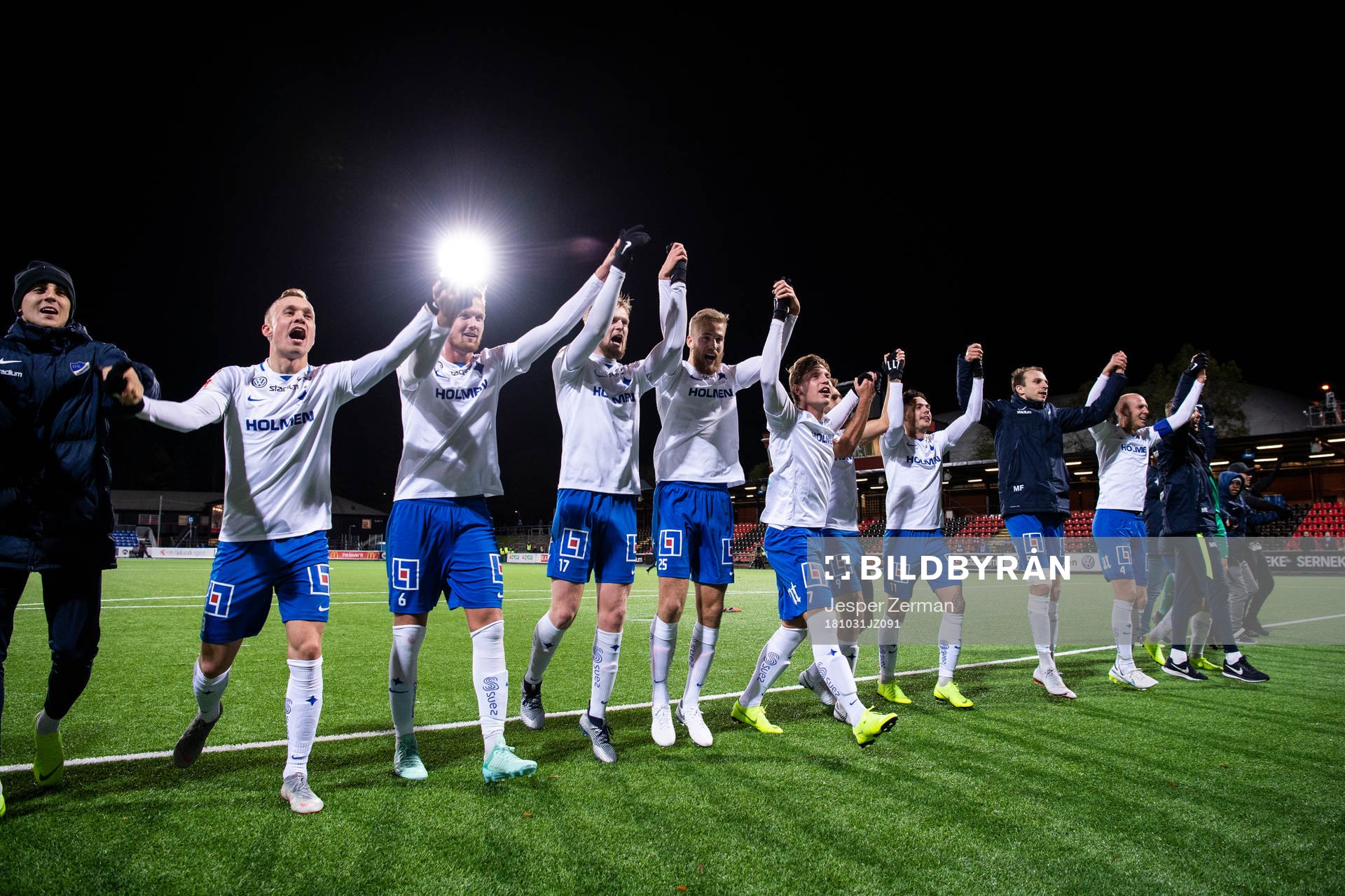 Norrköpings spelare jublar framför klacken efter fotbollsmatchen i Allsvenskan mellan Brommapojkarna och Norrköping den 31 oktober 2018 i Stockholm.