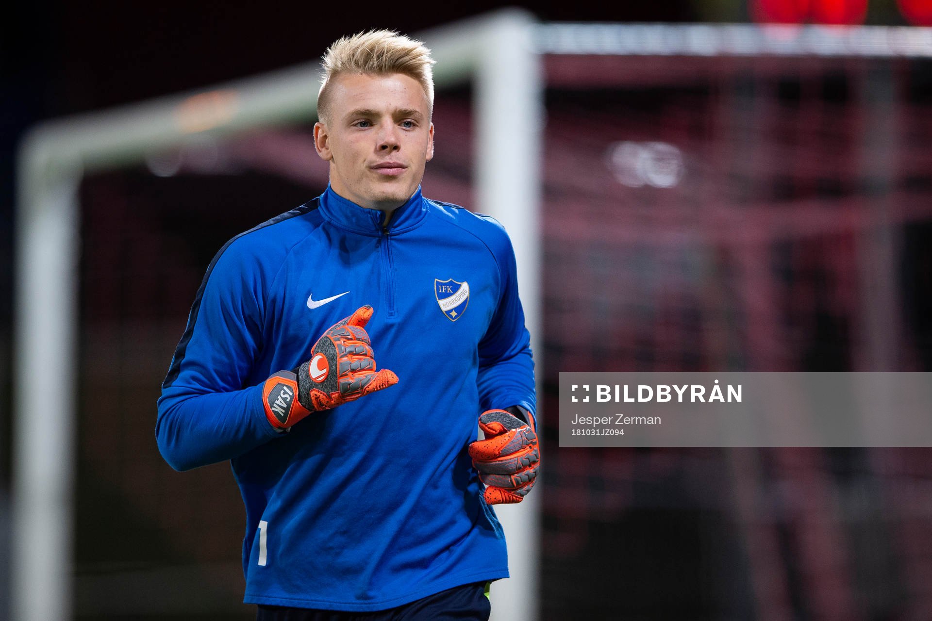 Norrköpings målvakt Isak Pettersson värmer upp