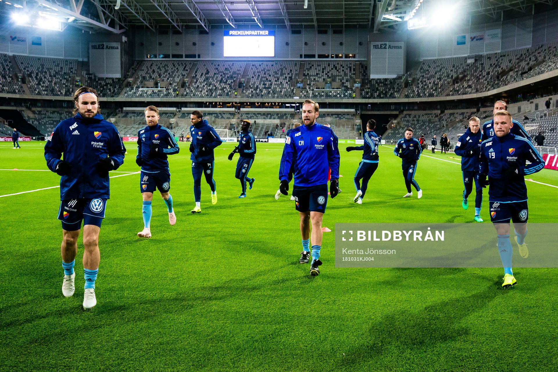Djurgårdens spelare värmer upp innan fotbollsmatchen i