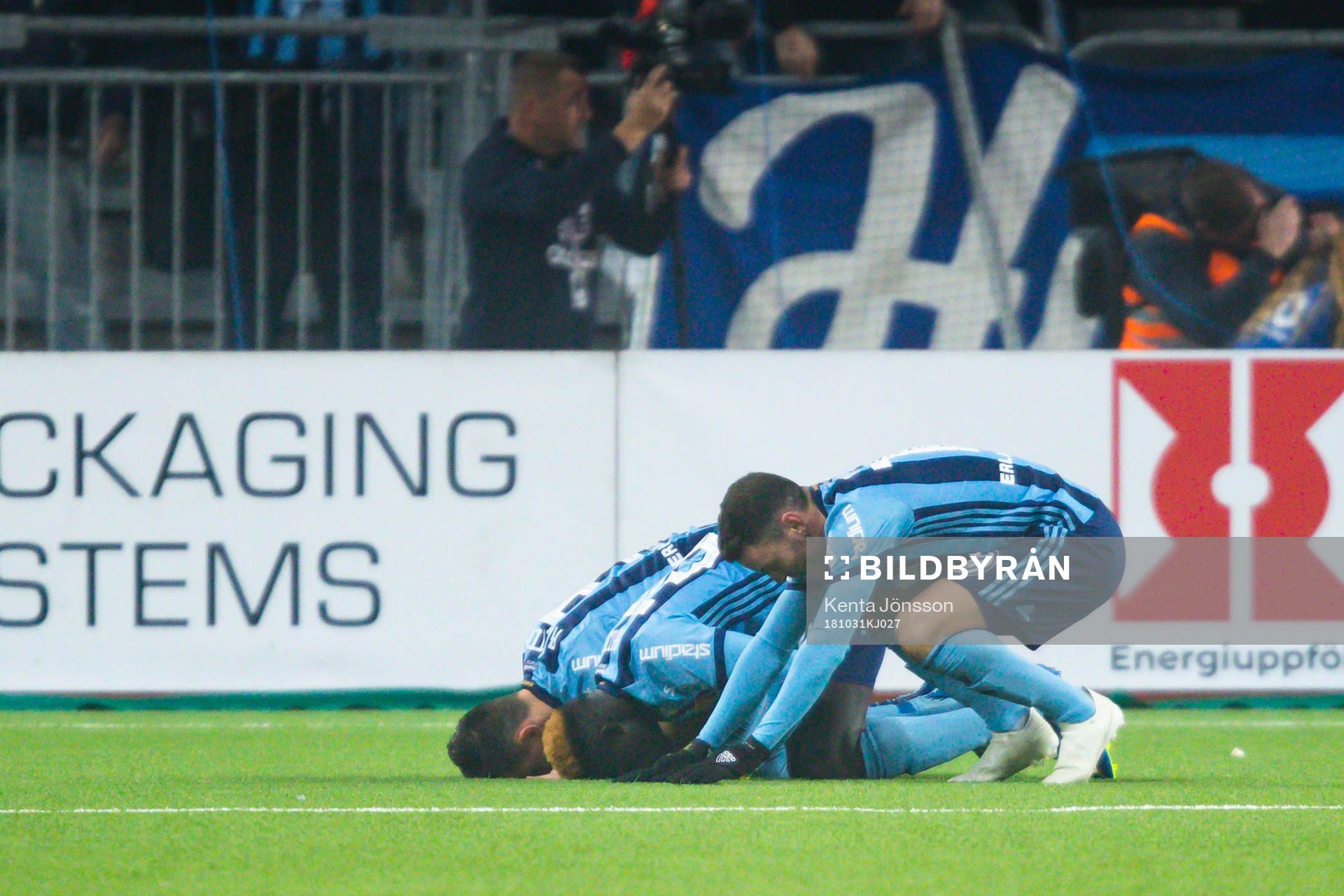 Djurgårdens Aliou Badji jublar med Djurgårdens Haris Radetinac och Kerim Mrabti efter 1-0 under fotbollsmatchen i Allsvenskan mellan Djurgården och IFK Göteborg den 31 oktober 2018 i Stockholm.