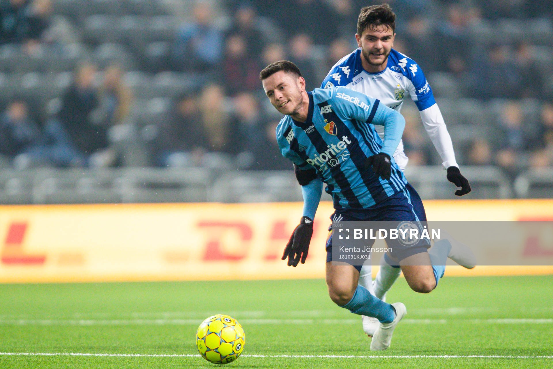 Djurgårdens Kerim Mrabti fälls av IFK Göteborgs Fredrik