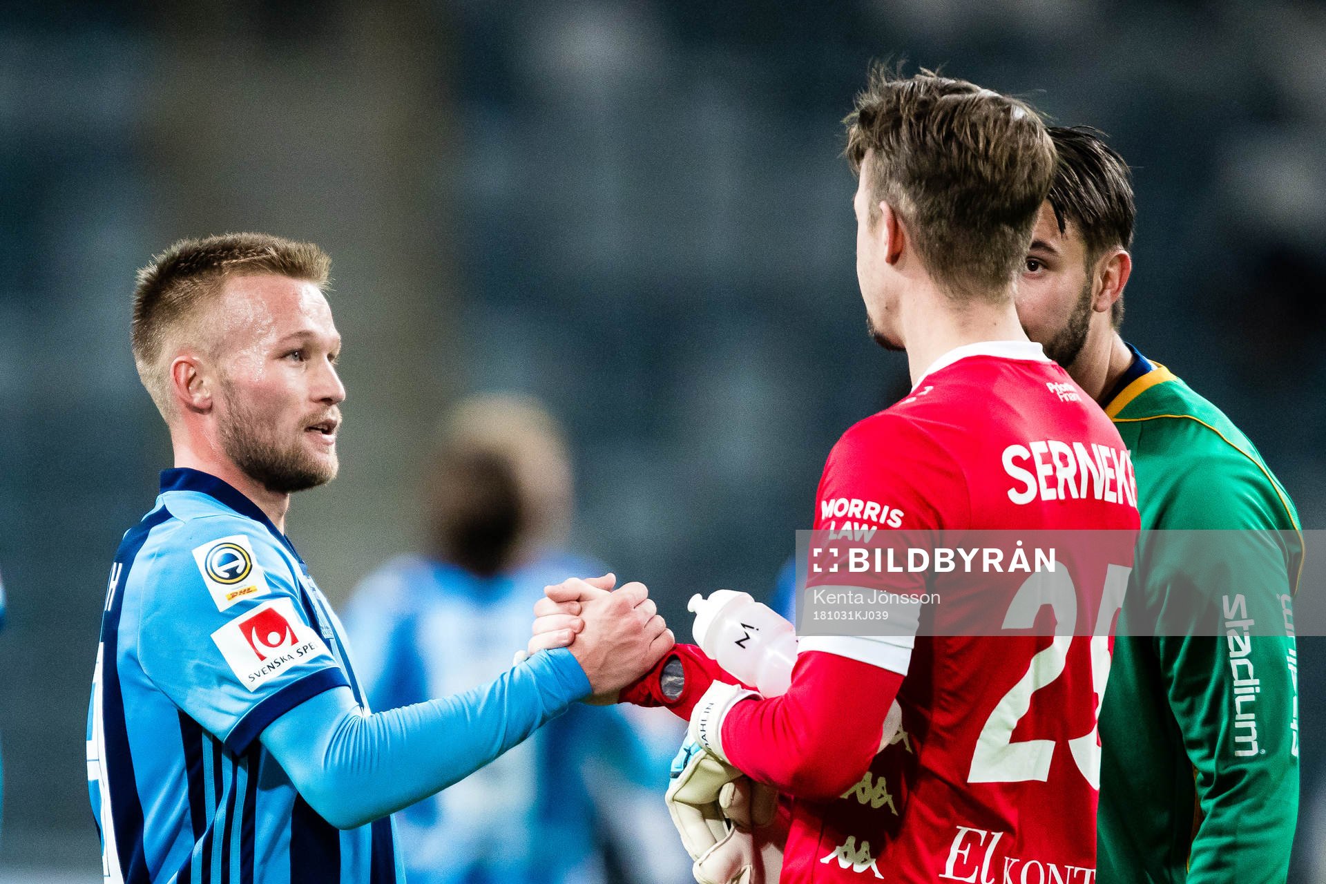 Djurgårdens Nicklas Bärkroth tar i hand med IFK