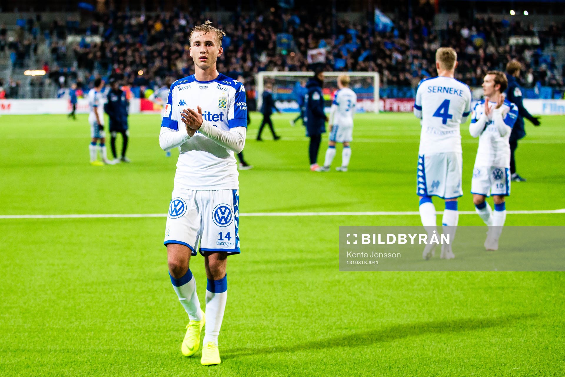 IFK Göteborgs Benjamin Nygren applåderar supportrar