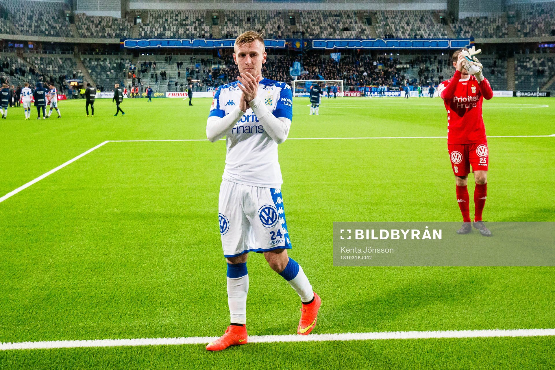 IFK Göteborgs Sebastian Ohlsson applåderar supportrar