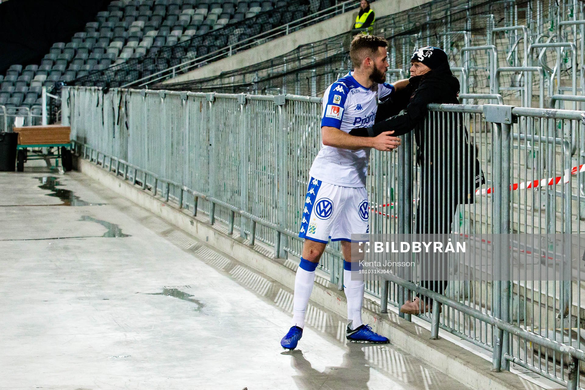 IFK Göteborgs Emil Salomonsson med en supporter