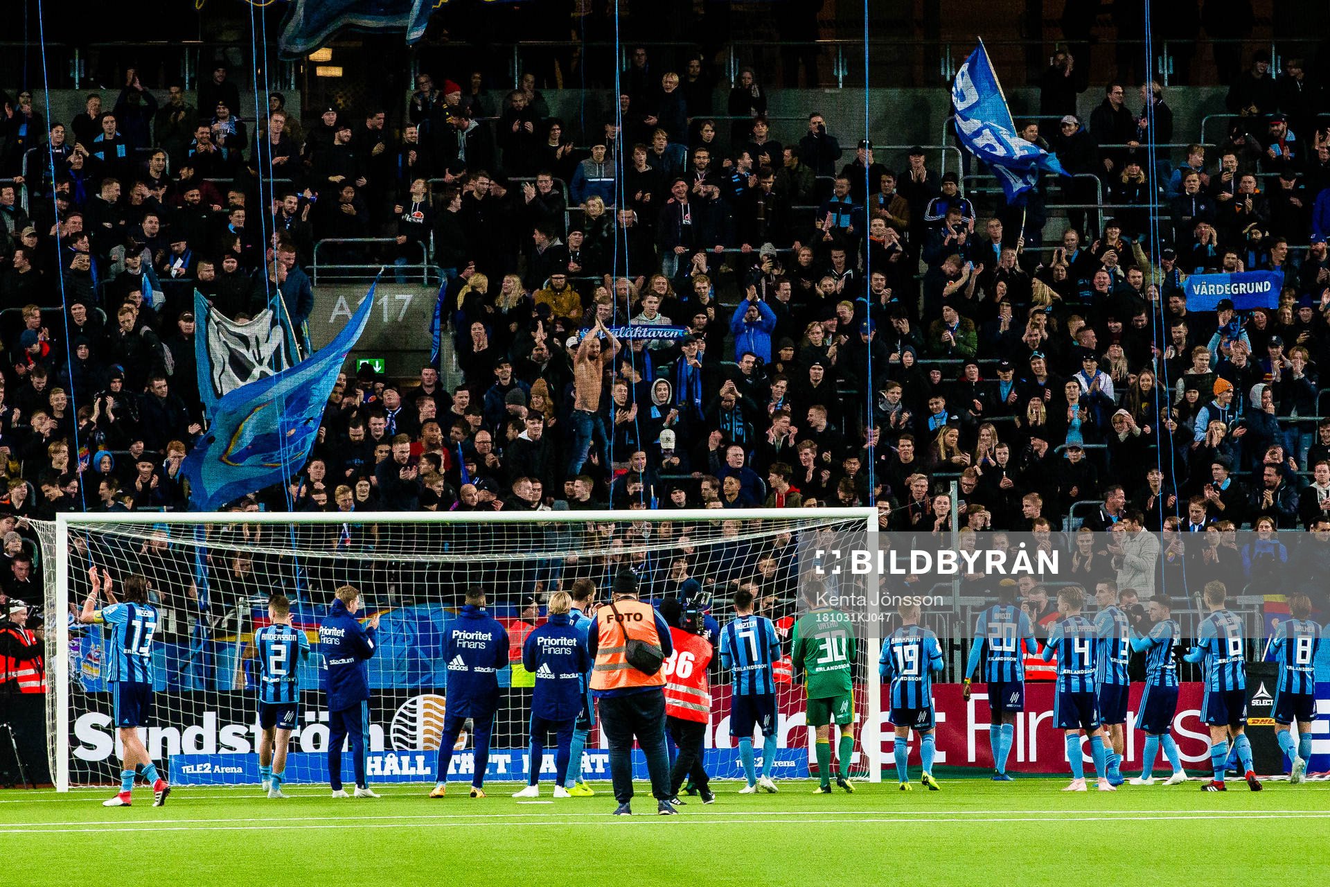 Djurgårdens spelare jublar med supportrar